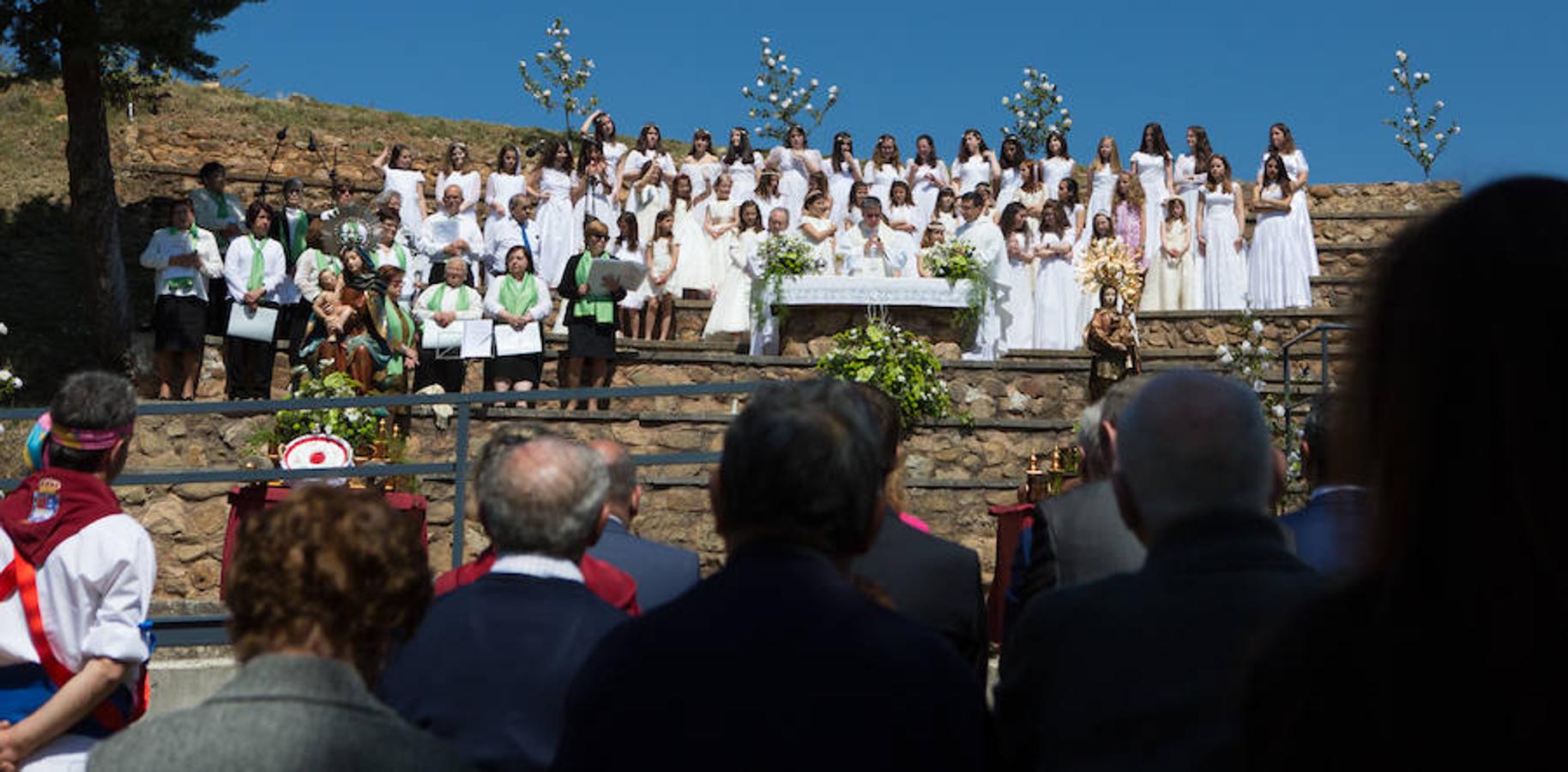Tradicional procesión de las 100 Doncellas de Sorzano que ha vuelto a congregar a una gran cantidad de visitantes en una jornada de climatología perfecta.
