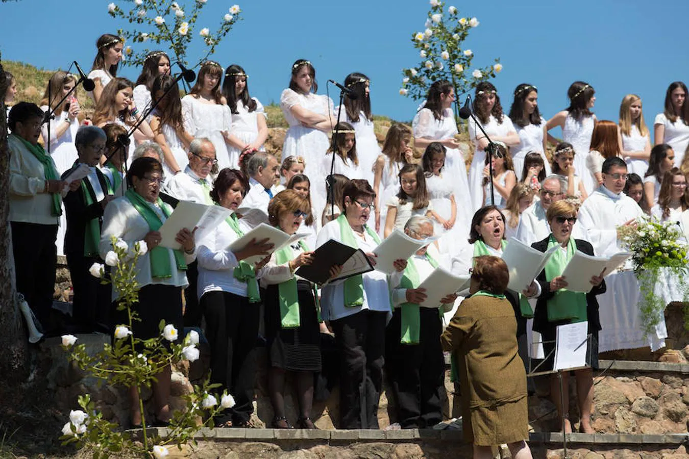 Tradicional procesión de las 100 Doncellas de Sorzano que ha vuelto a congregar a una gran cantidad de visitantes en una jornada de climatología perfecta.