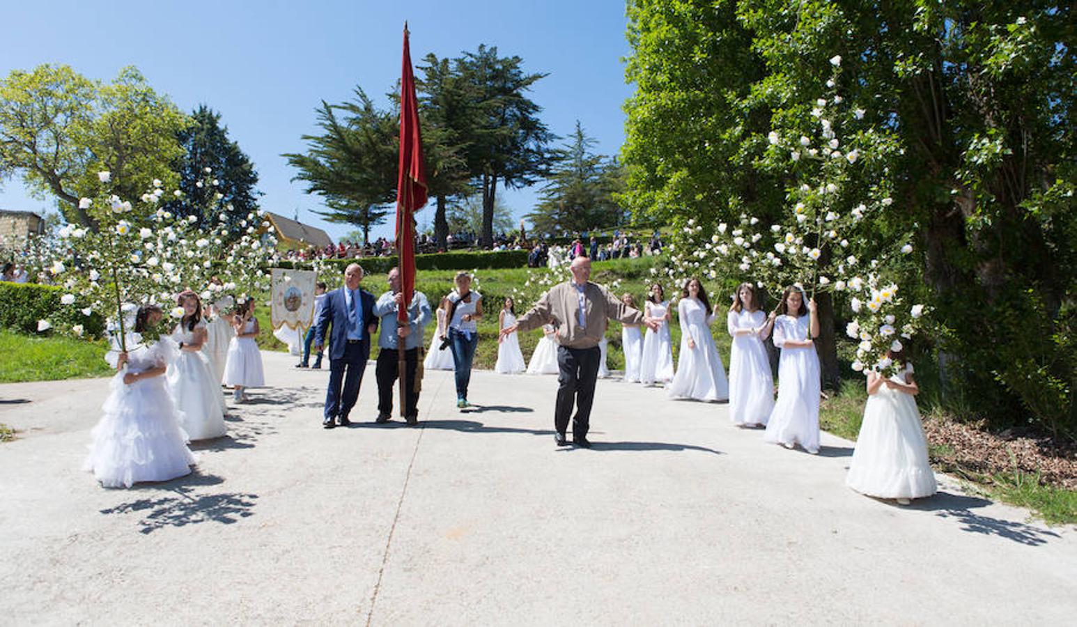 Tradicional procesión de las 100 Doncellas de Sorzano que ha vuelto a congregar a una gran cantidad de visitantes en una jornada de climatología perfecta.