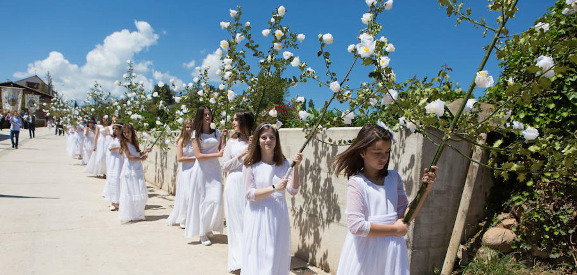 Tradicional procesión de las 100 Doncellas de Sorzano que ha vuelto a congregar a una gran cantidad de visitantes en una jornada de climatología perfecta.