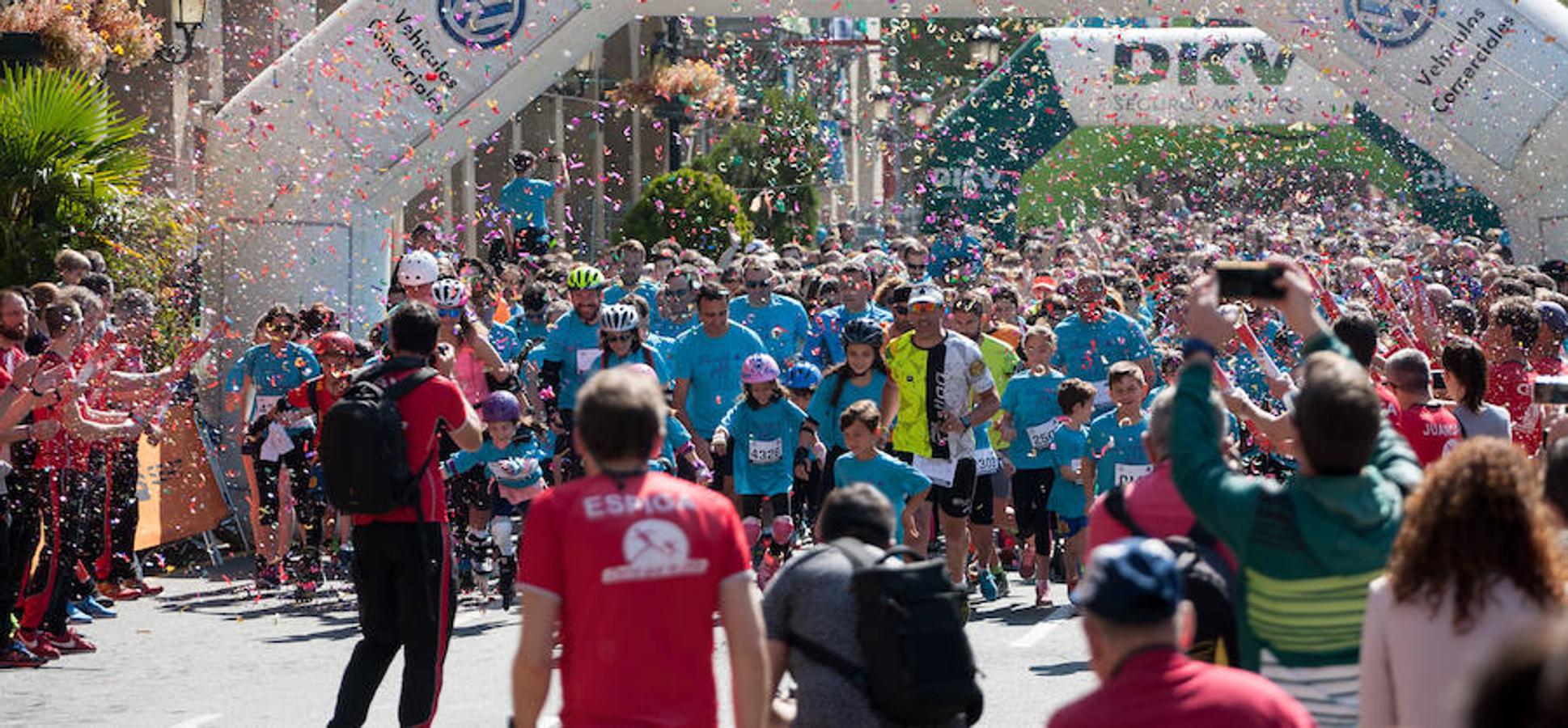 La Carrera de la Familia, organizada por la asociación 'Corre que te pillo', ha discurrido esta mañana por Logroño por un circuito urbano de 3.800 metros ideado para disfrutar en familia y de paso solidarizarse con una buena causa como es el estudio del síndrome de Hunter. 