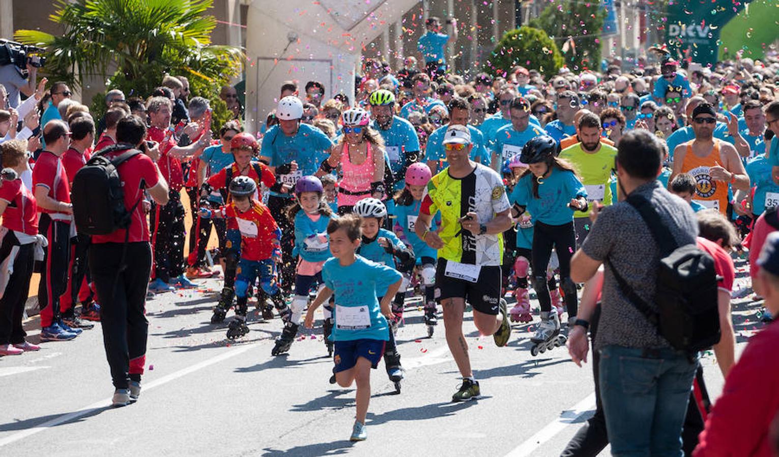 La Carrera de la Familia, organizada por la asociación 'Corre que te pillo', ha discurrido esta mañana por Logroño por un circuito urbano de 3.800 metros ideado para disfrutar en familia y de paso solidarizarse con una buena causa como es el estudio del síndrome de Hunter. 