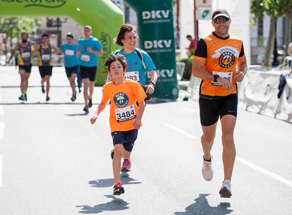 La Carrera de la Familia, organizada por la asociación 'Corre que te pillo', ha discurrido esta mañana por Logroño por un circuito urbano de 3.800 metros ideado para disfrutar en familia y de paso solidarizarse con una buena causa como es el estudio del síndrome de Hunter.