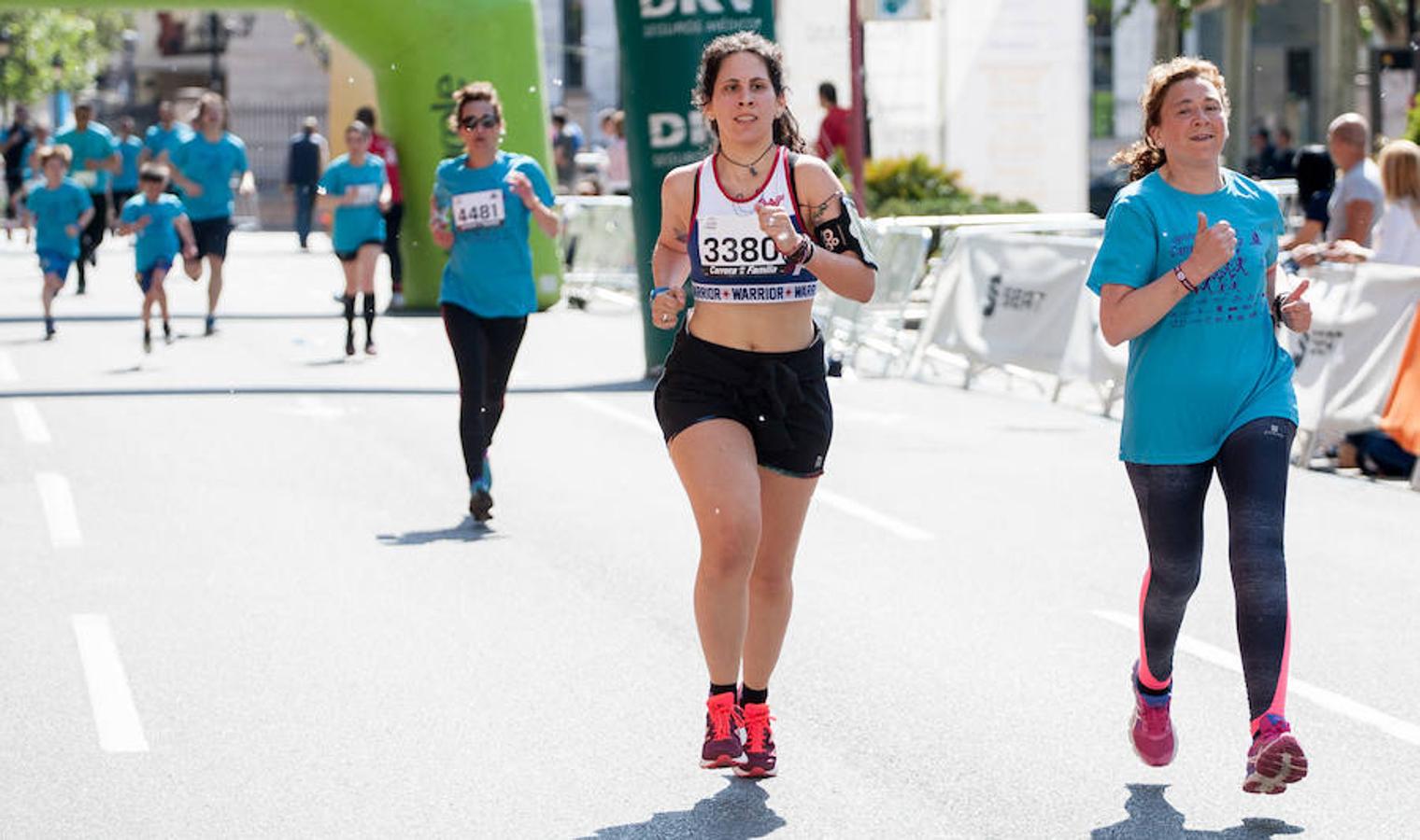 La Carrera de la Familia, organizada por la asociación 'Corre que te pillo', ha discurrido esta mañana por Logroño por un circuito urbano de 3.800 metros ideado para disfrutar en familia y de paso solidarizarse con una buena causa como es el estudio del síndrome de Hunter. 