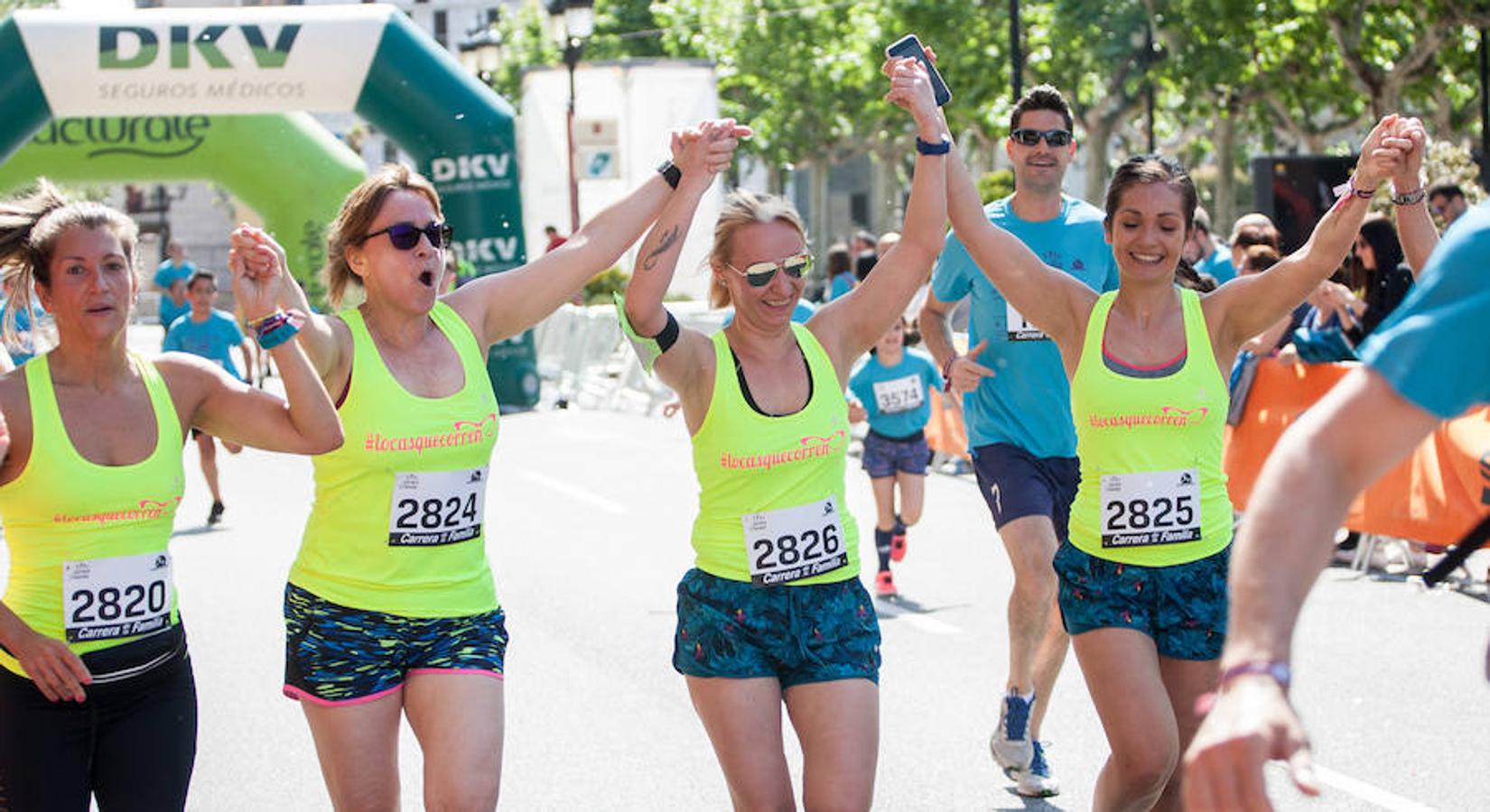 La Carrera de la Familia, organizada por la asociación 'Corre que te pillo', ha discurrido esta mañana por Logroño por un circuito urbano de 3.800 metros ideado para disfrutar en familia y de paso solidarizarse con una buena causa como es el estudio del síndrome de Hunter. 