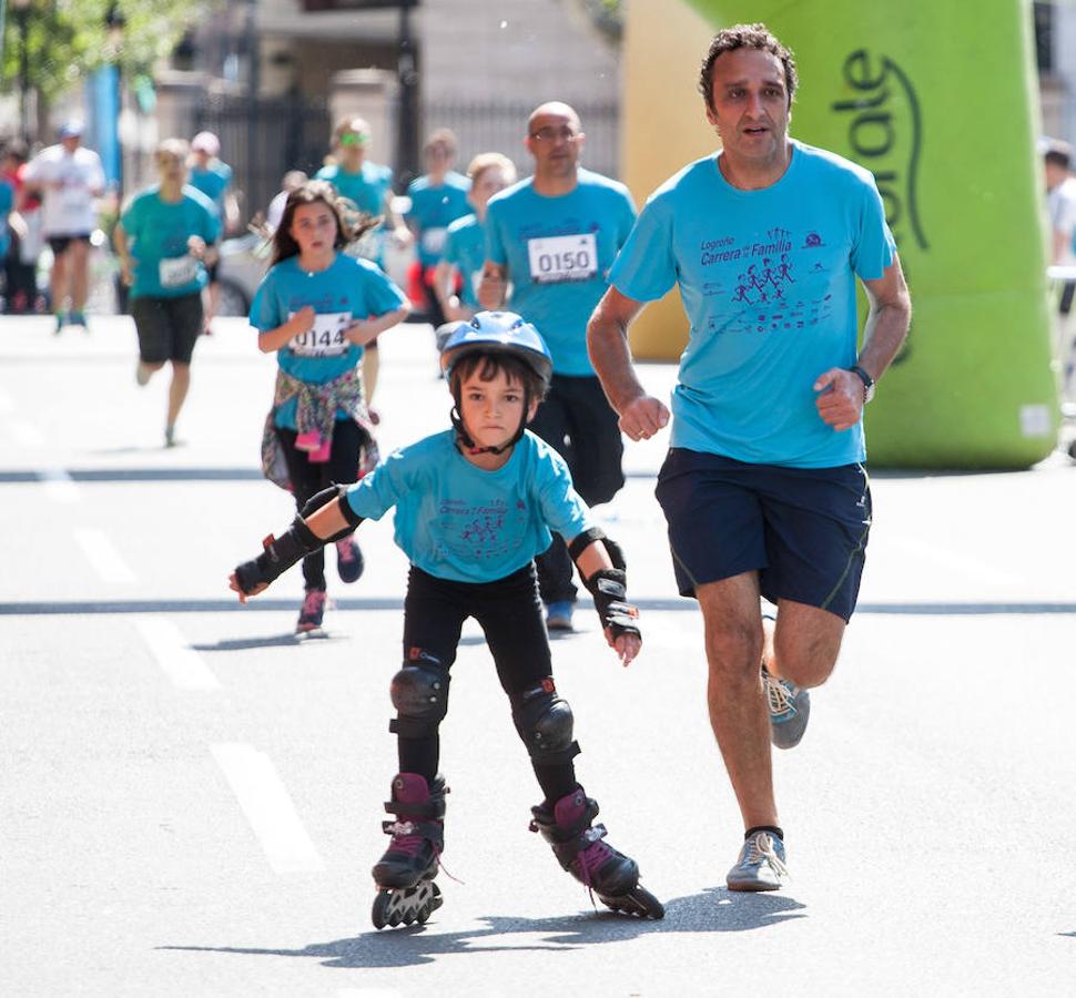 La Carrera de la Familia, organizada por la asociación 'Corre que te pillo', ha discurrido esta mañana por Logroño por un circuito urbano de 3.800 metros ideado para disfrutar en familia y de paso solidarizarse con una buena causa como es el estudio del síndrome de Hunter. 