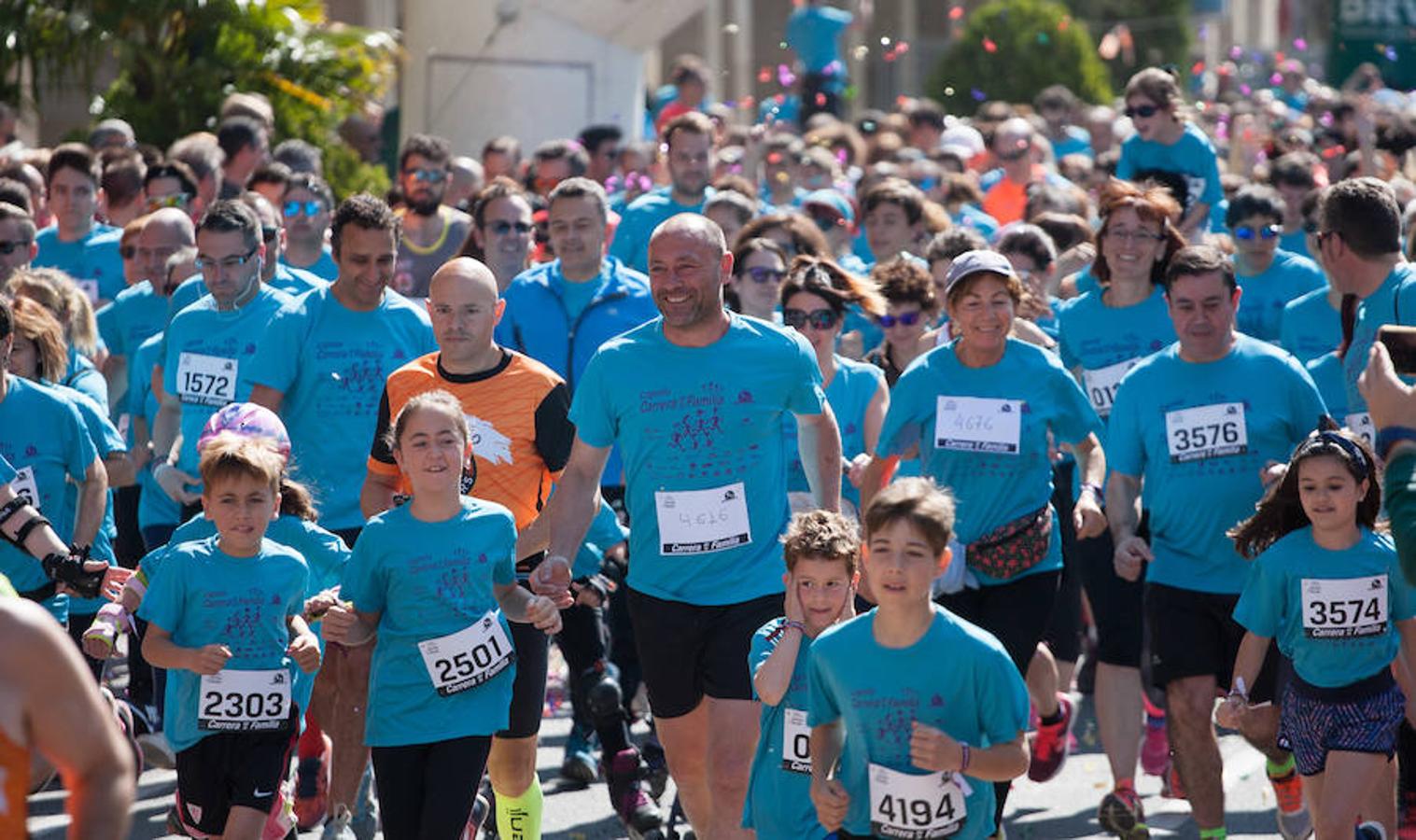 La Carrera de la Familia, organizada por la asociación 'Corre que te pillo', ha discurrido esta mañana por Logroño por un circuito urbano de 3.800 metros ideado para disfrutar en familia y de paso solidarizarse con una buena causa como es el estudio del síndrome de Hunter. 