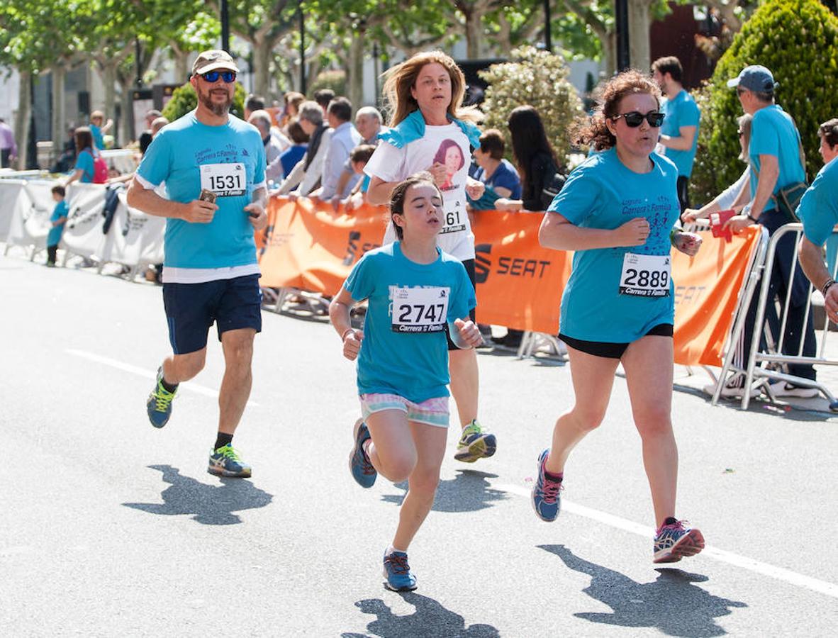 La Carrera de la Familia, organizada por la asociación 'Corre que te pillo', ha discurrido esta mañana por Logroño por un circuito urbano de 3.800 metros ideado para disfrutar en familia y de paso solidarizarse con una buena causa como es el estudio del síndrome de Hunter. 