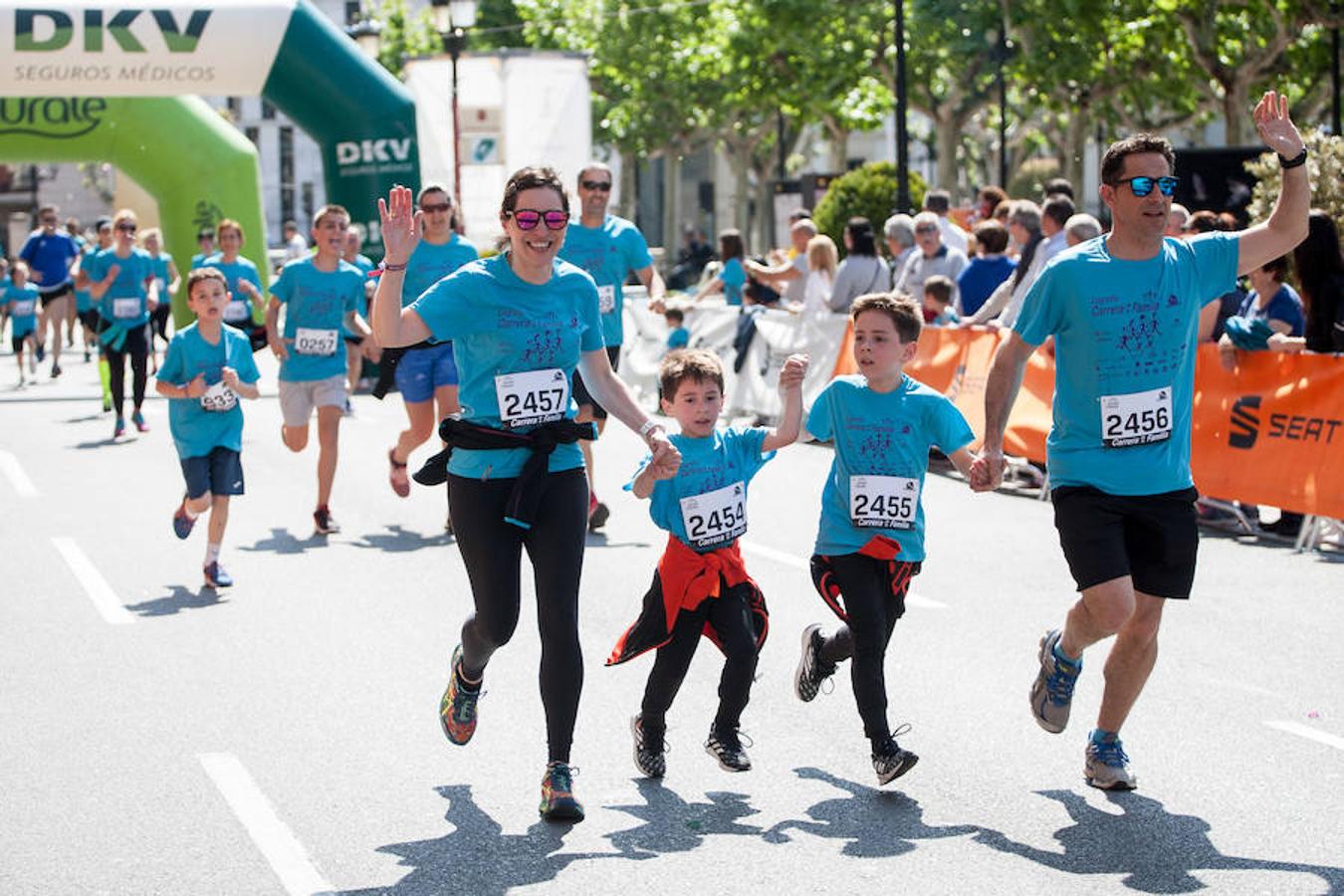 La Carrera de la Familia, organizada por la asociación 'Corre que te pillo', ha discurrido esta mañana por Logroño por un circuito urbano de 3.800 metros ideado para disfrutar en familia y de paso solidarizarse con una buena causa como es el estudio del síndrome de Hunter. 