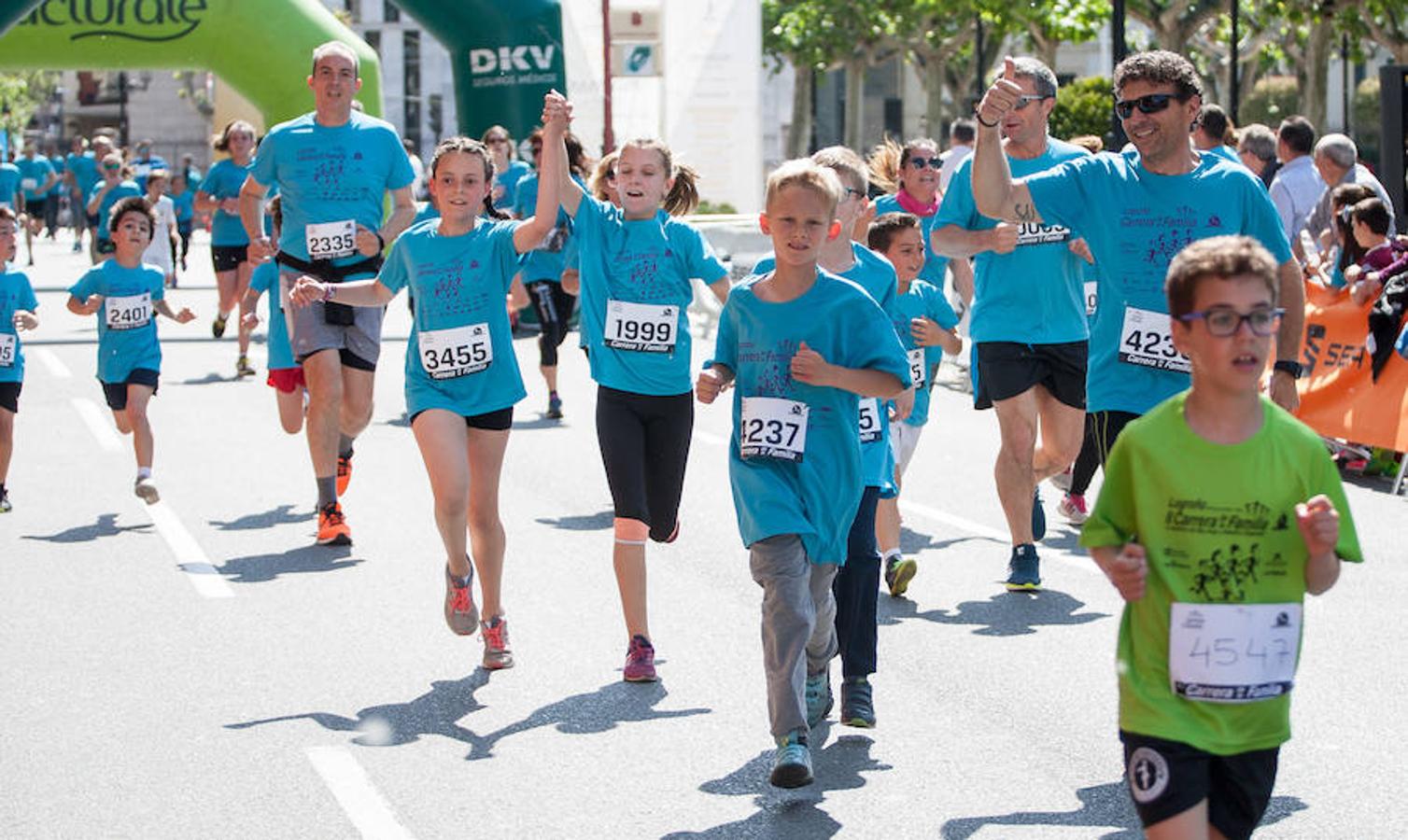 La Carrera de la Familia, organizada por la asociación 'Corre que te pillo', ha discurrido esta mañana por Logroño por un circuito urbano de 3.800 metros ideado para disfrutar en familia y de paso solidarizarse con una buena causa como es el estudio del síndrome de Hunter. 