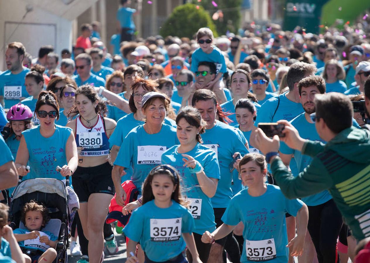 La Carrera de la Familia, organizada por la asociación 'Corre que te pillo', ha discurrido esta mañana por Logroño por un circuito urbano de 3.800 metros ideado para disfrutar en familia y de paso solidarizarse con una buena causa como es el estudio del síndrome de Hunter. 