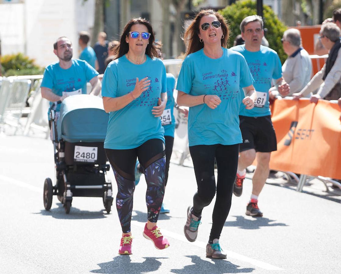 La Carrera de la Familia, organizada por la asociación 'Corre que te pillo', ha discurrido esta mañana por Logroño por un circuito urbano de 3.800 metros ideado para disfrutar en familia y de paso solidarizarse con una buena causa como es el estudio del síndrome de Hunter. 