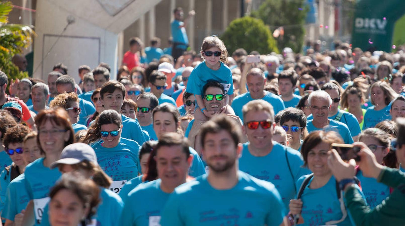 La Carrera de la Familia, organizada por la asociación 'Corre que te pillo', ha discurrido esta mañana por Logroño por un circuito urbano de 3.800 metros ideado para disfrutar en familia y de paso solidarizarse con una buena causa como es el estudio del síndrome de Hunter. 