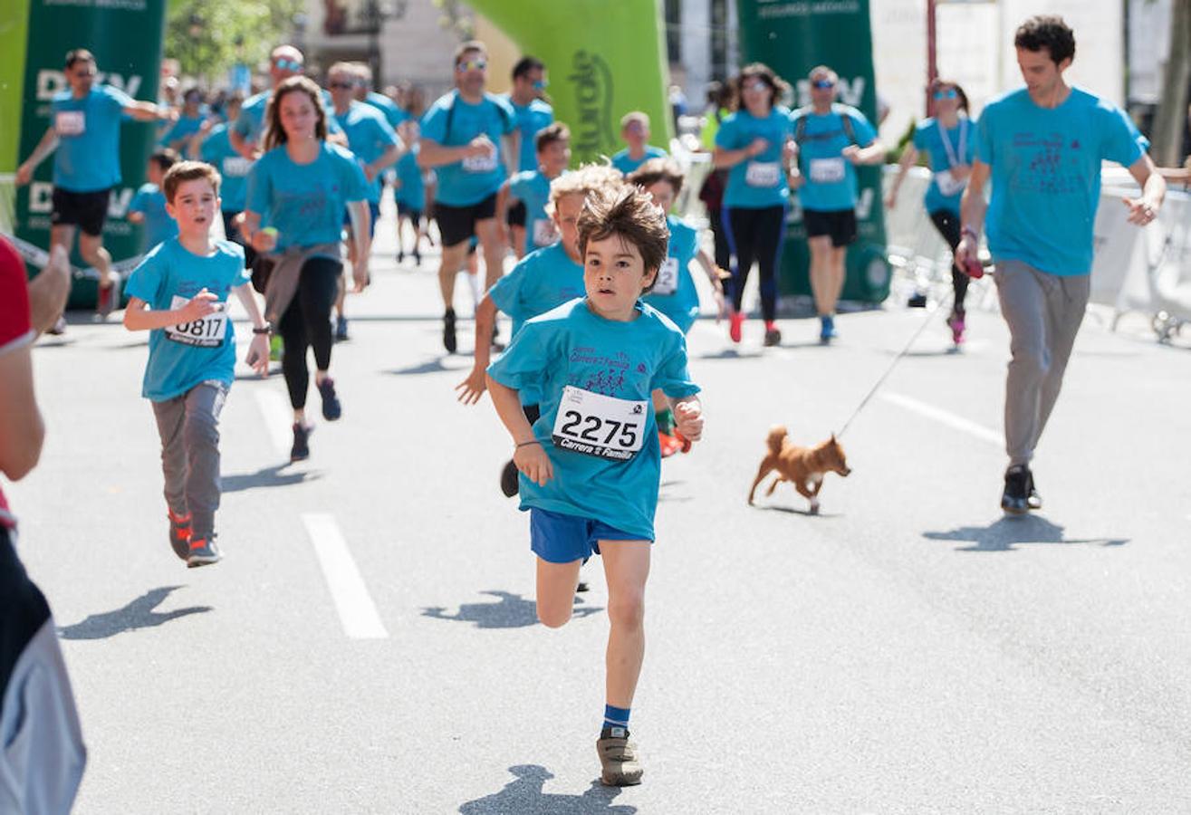 La Carrera de la Familia, organizada por la asociación 'Corre que te pillo', ha discurrido esta mañana por Logroño por un circuito urbano de 3.800 metros ideado para disfrutar en familia y de paso solidarizarse con una buena causa como es el estudio del síndrome de Hunter. 