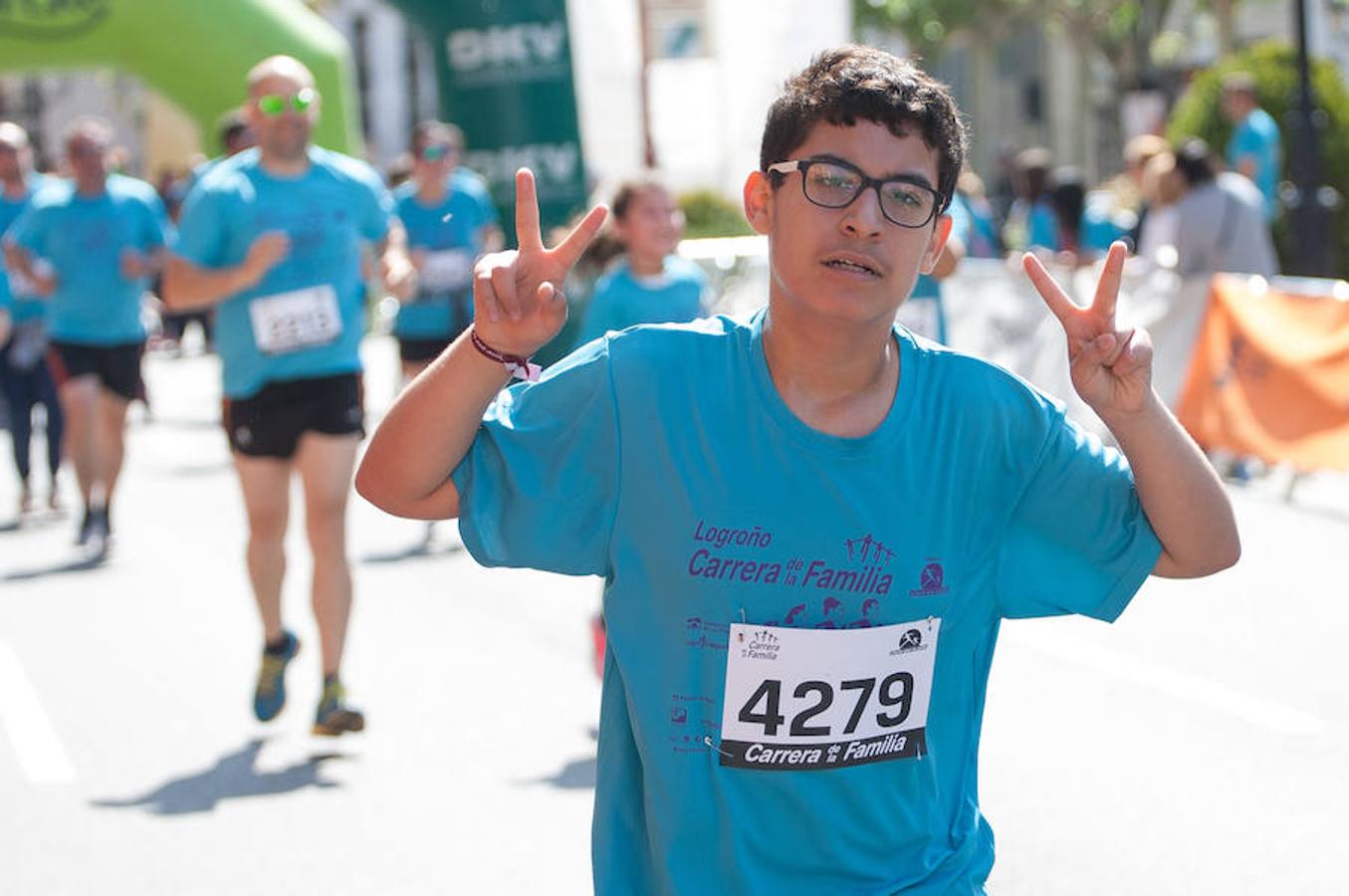 La Carrera de la Familia, organizada por la asociación 'Corre que te pillo', ha discurrido esta mañana por Logroño por un circuito urbano de 3.800 metros ideado para disfrutar en familia y de paso solidarizarse con una buena causa como es el estudio del síndrome de Hunter. 