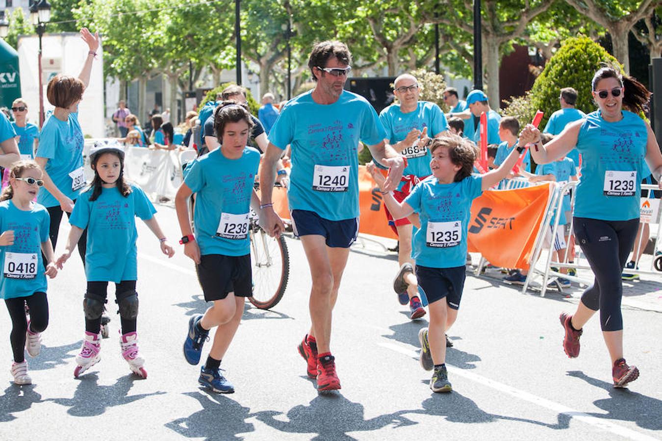 La Carrera de la Familia, organizada por la asociación 'Corre que te pillo', ha discurrido esta mañana por Logroño por un circuito urbano de 3.800 metros ideado para disfrutar en familia y de paso solidarizarse con una buena causa como es el estudio del síndrome de Hunter. 