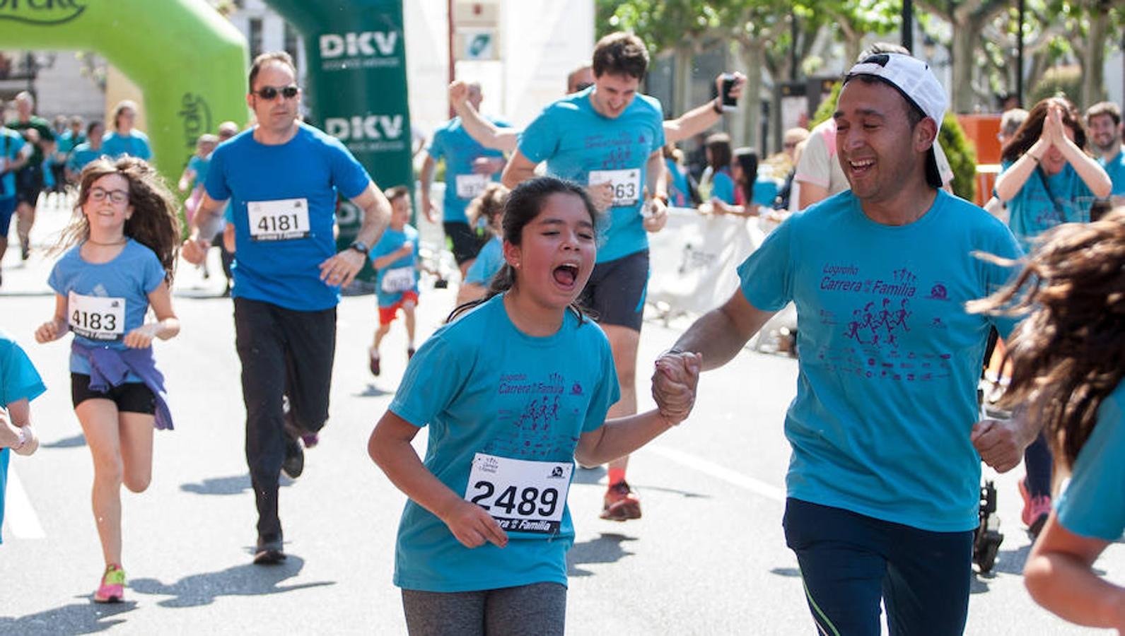 La Carrera de la Familia, organizada por la asociación 'Corre que te pillo', ha discurrido esta mañana por Logroño por un circuito urbano de 3.800 metros ideado para disfrutar en familia y de paso solidarizarse con una buena causa como es el estudio del síndrome de Hunter. 