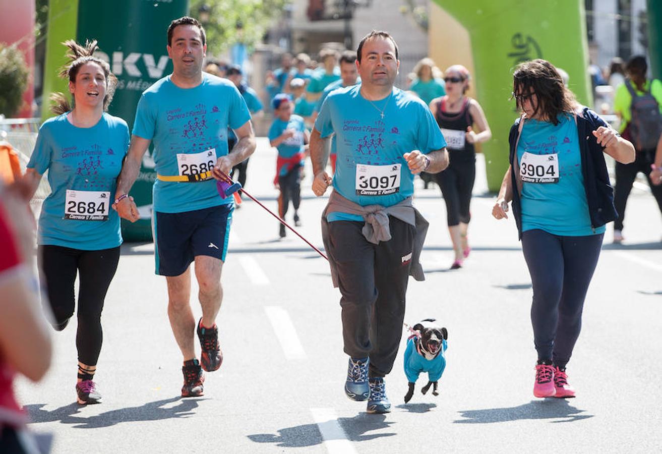 La Carrera de la Familia, organizada por la asociación 'Corre que te pillo', ha discurrido esta mañana por Logroño por un circuito urbano de 3.800 metros ideado para disfrutar en familia y de paso solidarizarse con una buena causa como es el estudio del síndrome de Hunter. 