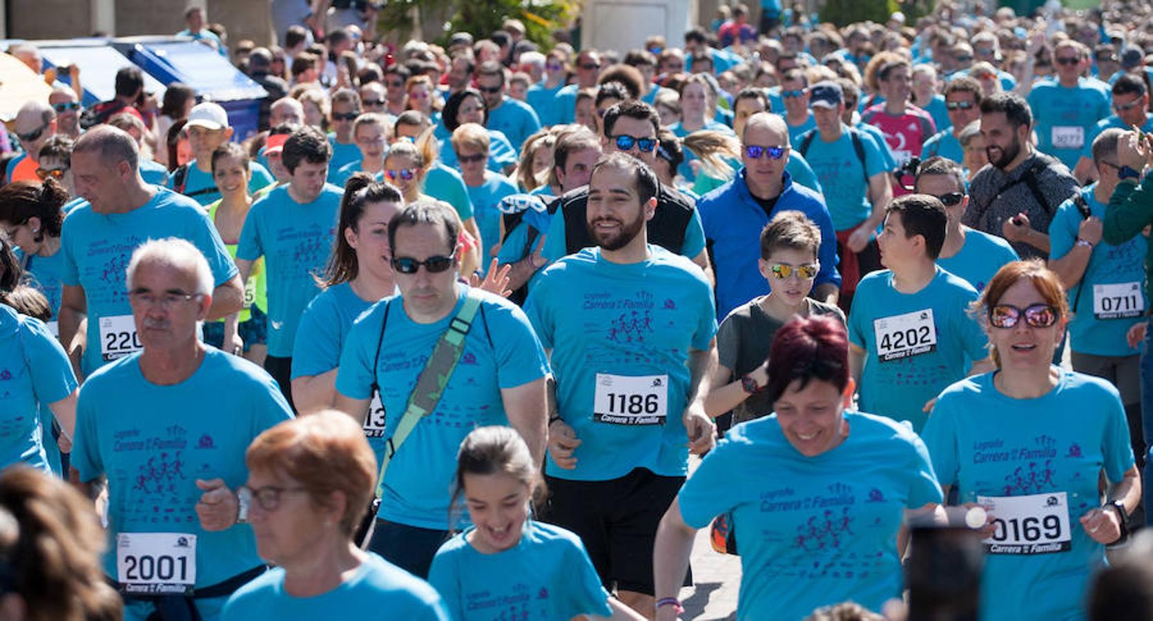 La Carrera de la Familia, organizada por la asociación 'Corre que te pillo', ha discurrido esta mañana por Logroño por un circuito urbano de 3.800 metros ideado para disfrutar en familia y de paso solidarizarse con una buena causa como es el estudio del síndrome de Hunter. 