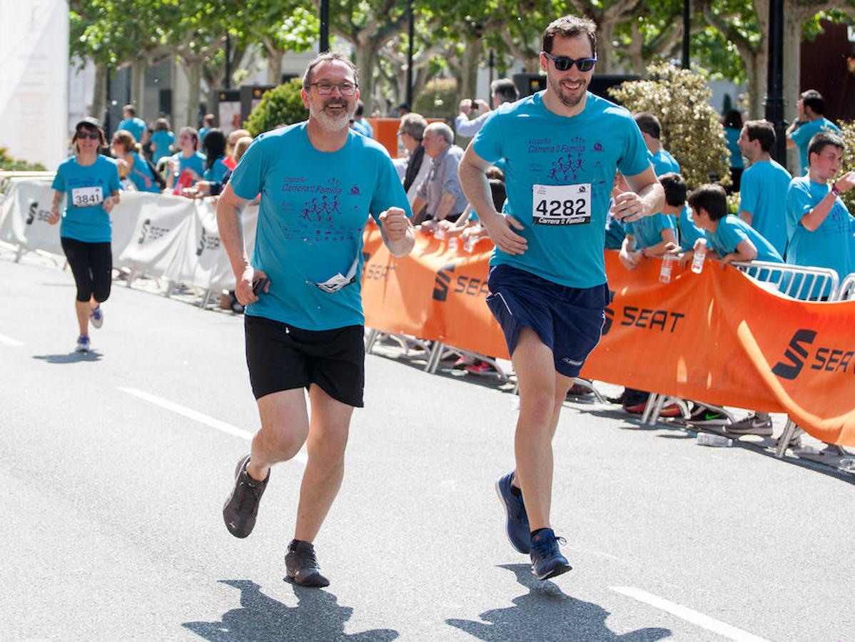 La Carrera de la Familia, organizada por la asociación 'Corre que te pillo', ha discurrido esta mañana por Logroño por un circuito urbano de 3.800 metros ideado para disfrutar en familia y de paso solidarizarse con una buena causa como es el estudio del síndrome de Hunter. 