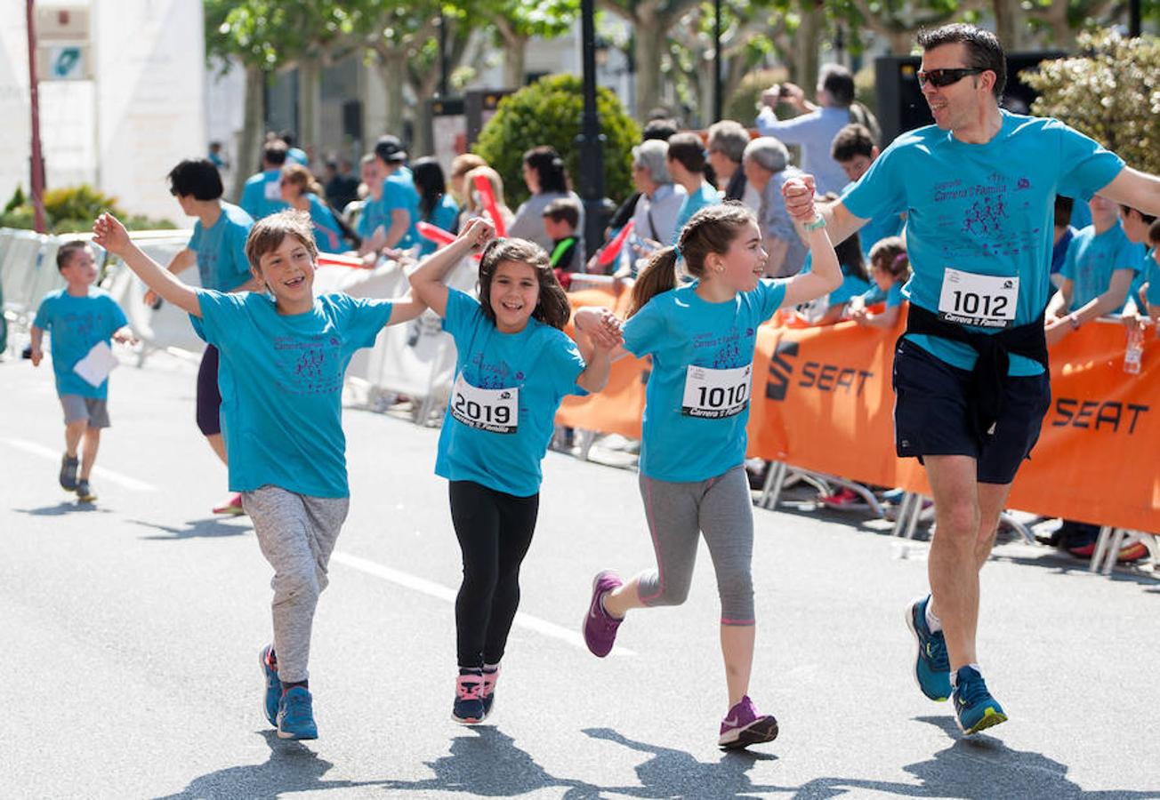 La Carrera de la Familia, organizada por la asociación 'Corre que te pillo', ha discurrido esta mañana por Logroño por un circuito urbano de 3.800 metros ideado para disfrutar en familia y de paso solidarizarse con una buena causa como es el estudio del síndrome de Hunter. 