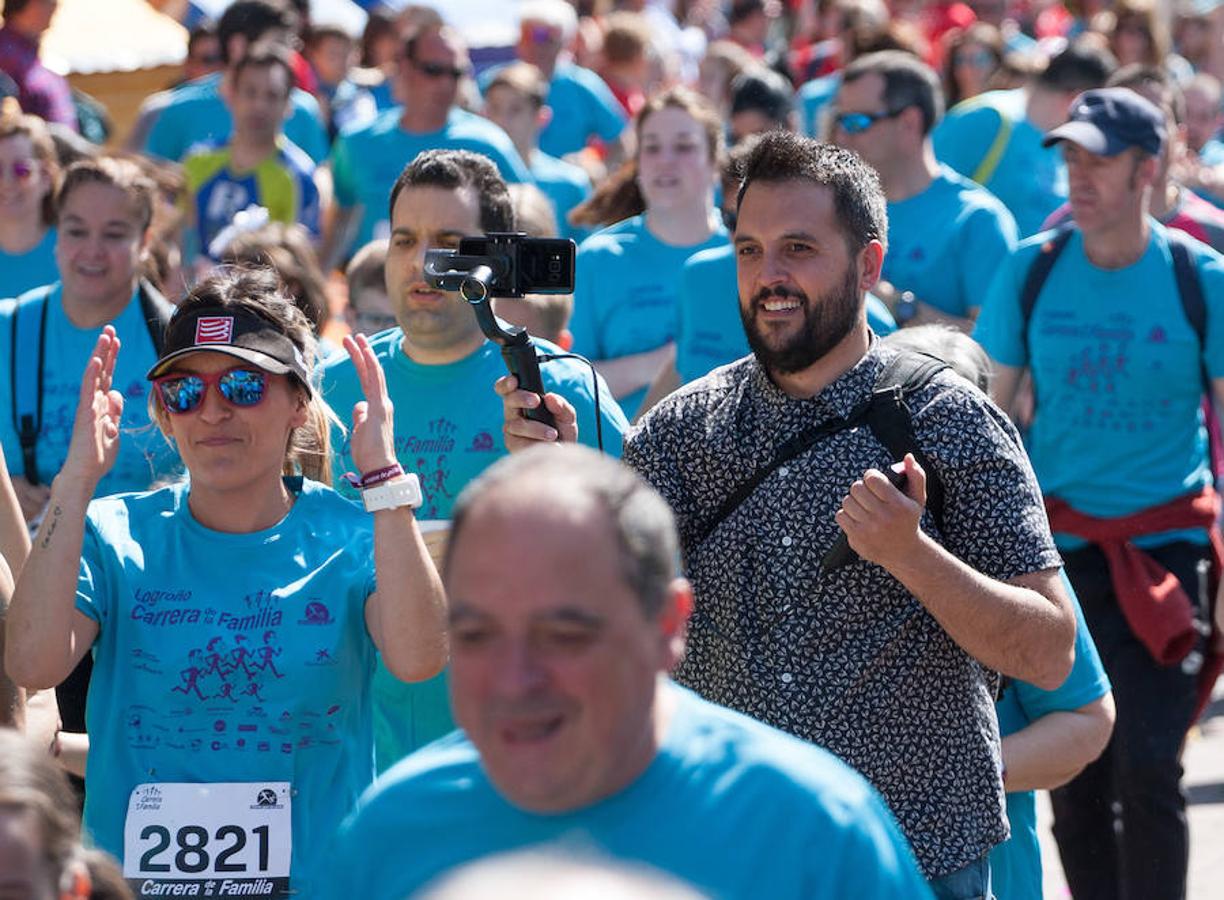 La Carrera de la Familia, organizada por la asociación 'Corre que te pillo', ha discurrido esta mañana por Logroño por un circuito urbano de 3.800 metros ideado para disfrutar en familia y de paso solidarizarse con una buena causa como es el estudio del síndrome de Hunter. 