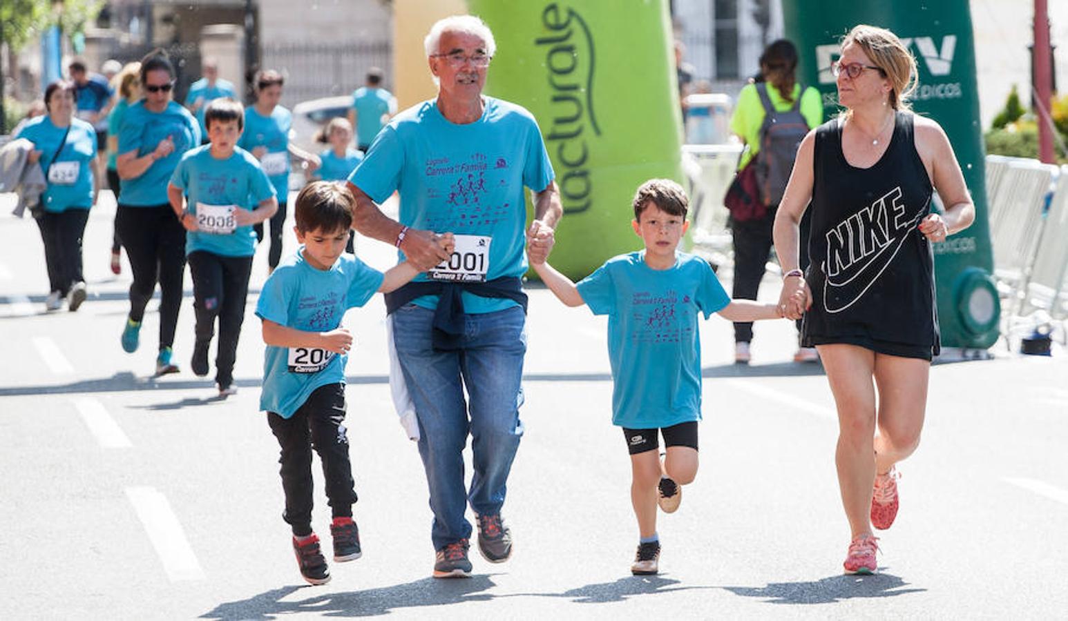 La Carrera de la Familia, organizada por la asociación 'Corre que te pillo', ha discurrido esta mañana por Logroño por un circuito urbano de 3.800 metros ideado para disfrutar en familia y de paso solidarizarse con una buena causa como es el estudio del síndrome de Hunter.