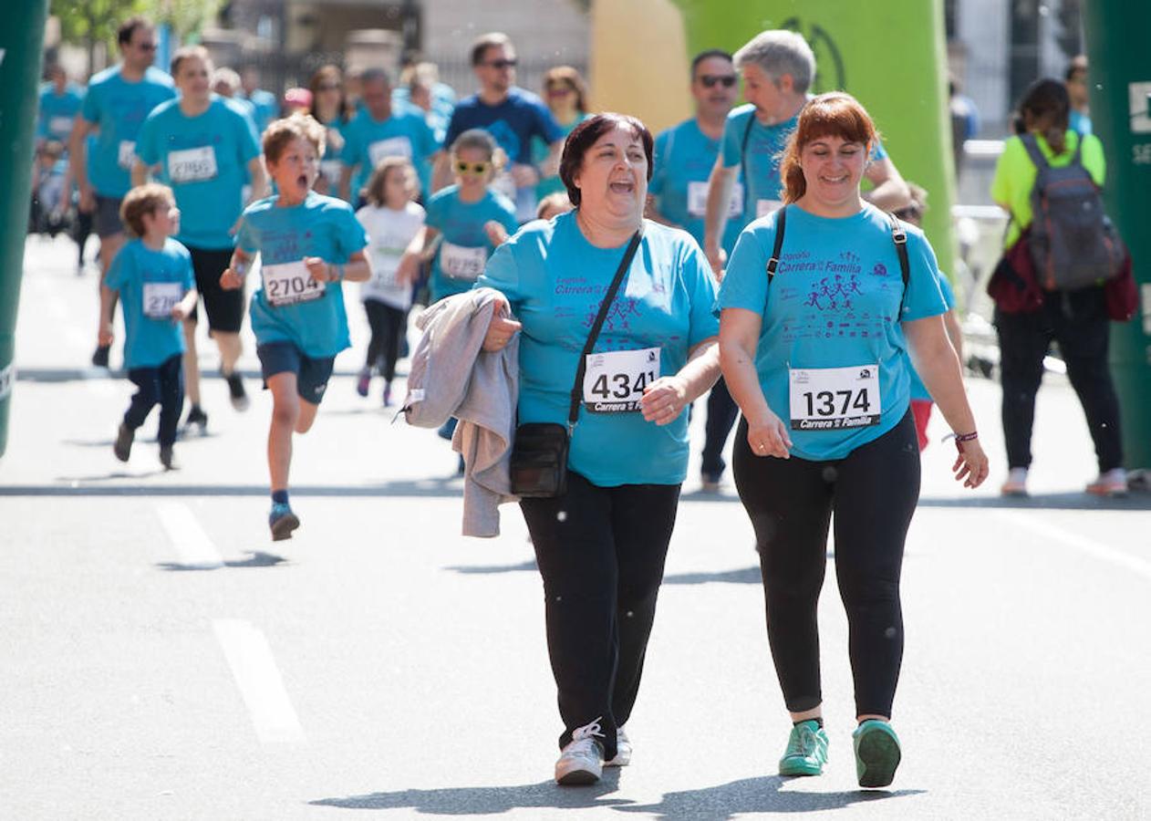 La Carrera de la Familia, organizada por la asociación 'Corre que te pillo', ha discurrido esta mañana por Logroño por un circuito urbano de 3.800 metros ideado para disfrutar en familia y de paso solidarizarse con una buena causa como es el estudio del síndrome de Hunter.