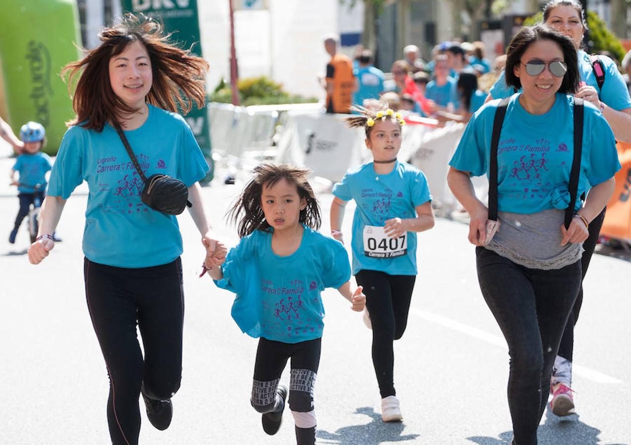 La Carrera de la Familia, organizada por la asociación 'Corre que te pillo', ha discurrido esta mañana por Logroño por un circuito urbano de 3.800 metros ideado para disfrutar en familia y de paso solidarizarse con una buena causa como es el estudio del síndrome de Hunter.