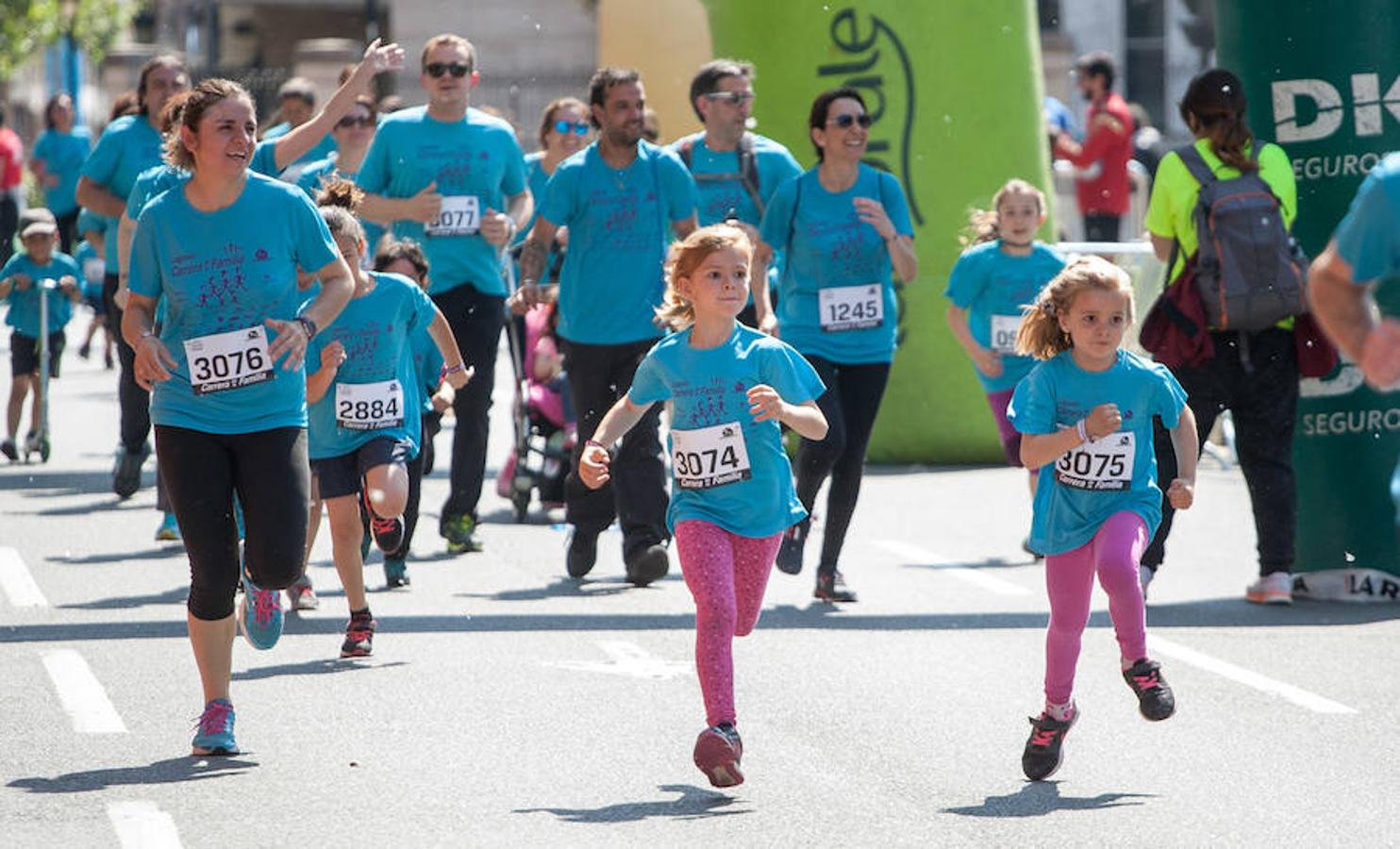 La Carrera de la Familia, organizada por la asociación 'Corre que te pillo', ha discurrido esta mañana por Logroño por un circuito urbano de 3.800 metros ideado para disfrutar en familia y de paso solidarizarse con una buena causa como es el estudio del síndrome de Hunter.