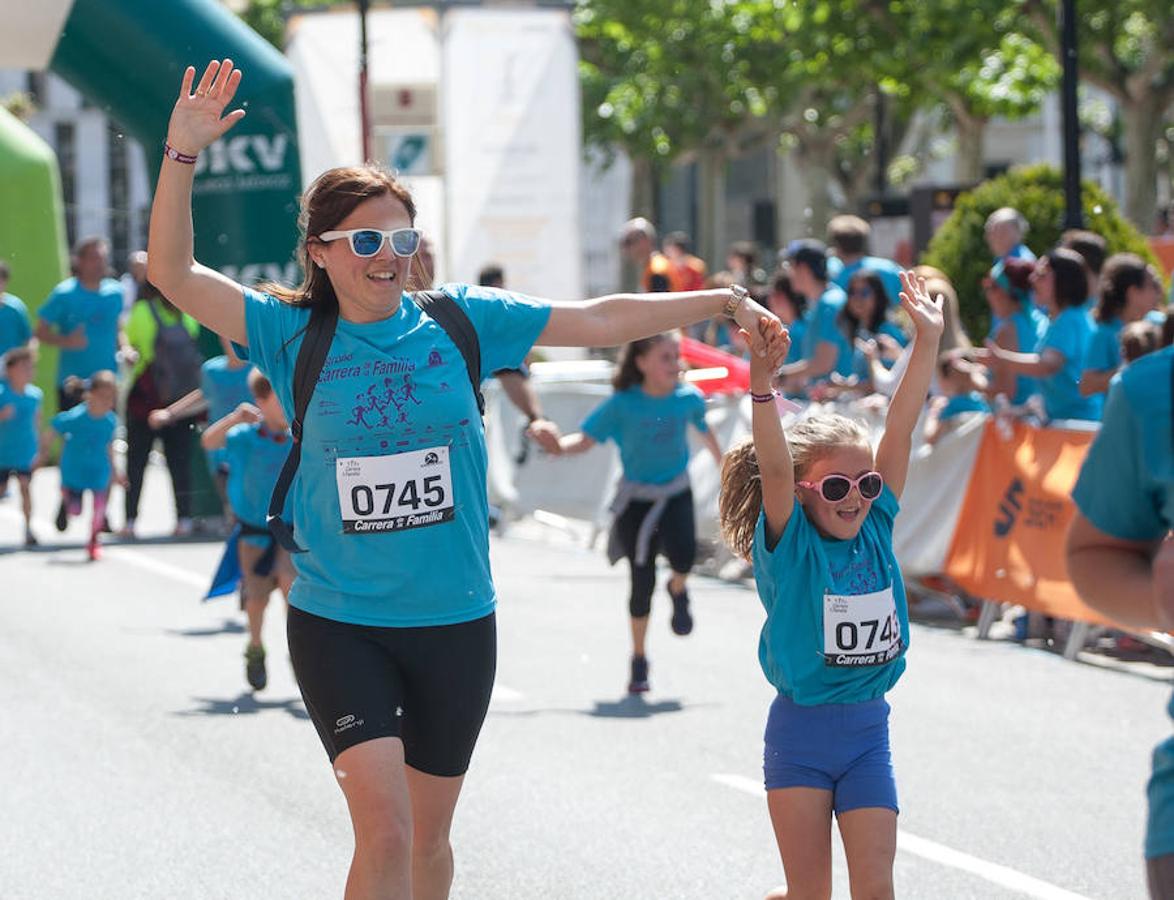 La Carrera de la Familia, organizada por la asociación 'Corre que te pillo', ha discurrido esta mañana por Logroño por un circuito urbano de 3.800 metros ideado para disfrutar en familia y de paso solidarizarse con una buena causa como es el estudio del síndrome de Hunter.