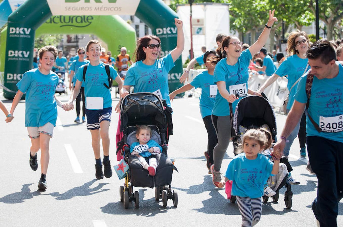 La Carrera de la Familia, organizada por la asociación 'Corre que te pillo', ha discurrido esta mañana por Logroño por un circuito urbano de 3.800 metros ideado para disfrutar en familia y de paso solidarizarse con una buena causa como es el estudio del síndrome de Hunter.