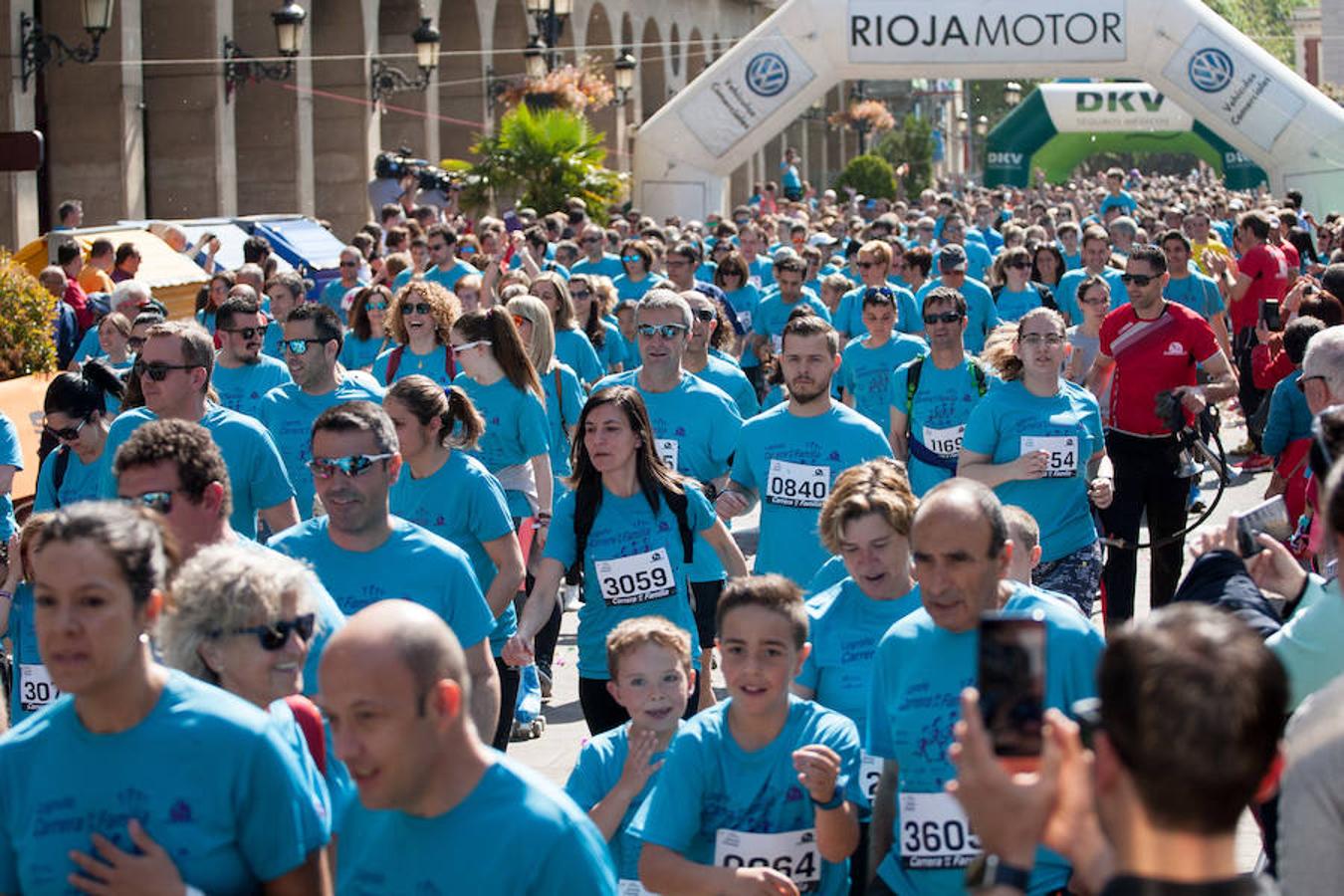 La Carrera de la Familia, organizada por la asociación 'Corre que te pillo', ha discurrido esta mañana por Logroño por un circuito urbano de 3.800 metros ideado para disfrutar en familia y de paso solidarizarse con una buena causa como es el estudio del síndrome de Hunter. 