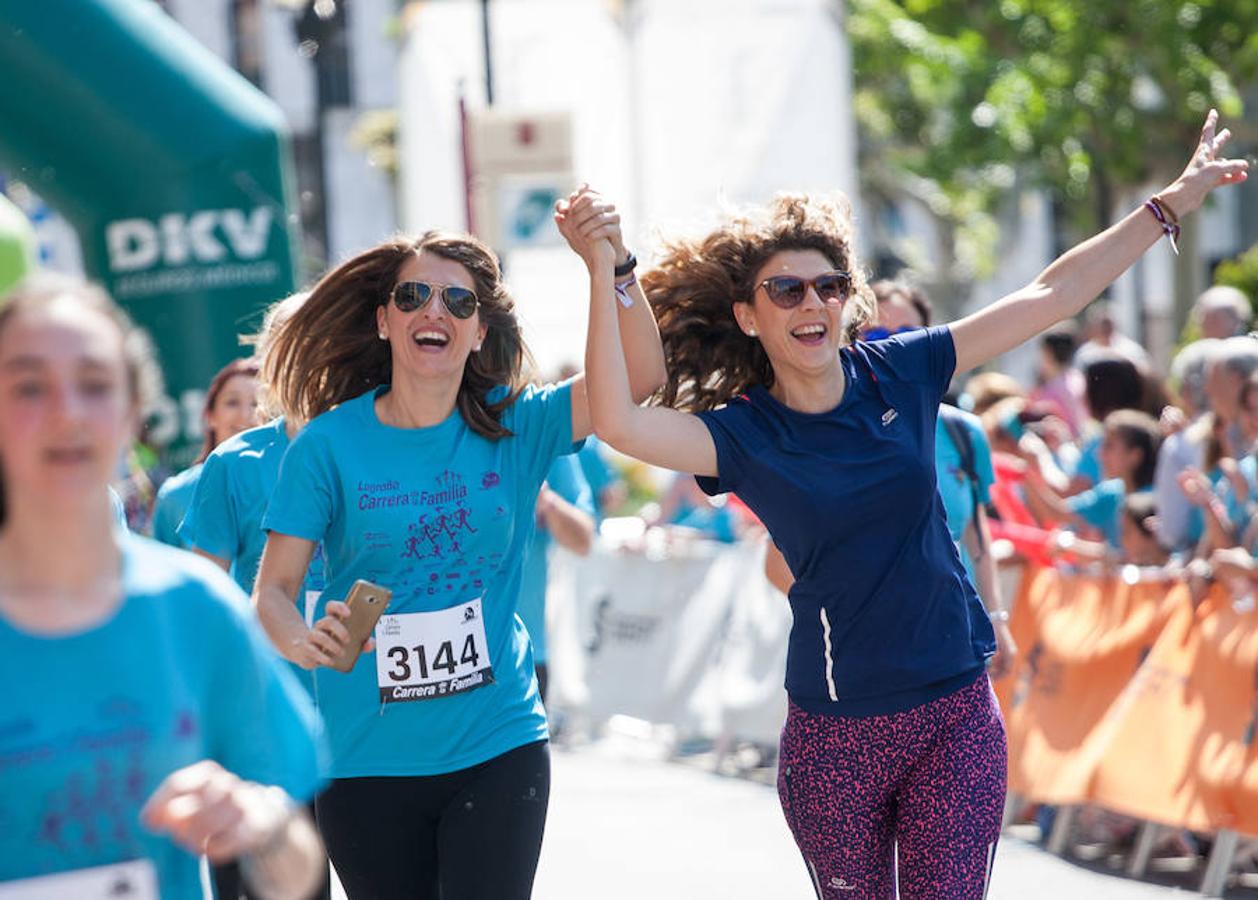 La Carrera de la Familia, organizada por la asociación 'Corre que te pillo', ha discurrido esta mañana por Logroño por un circuito urbano de 3.800 metros ideado para disfrutar en familia y de paso solidarizarse con una buena causa como es el estudio del síndrome de Hunter.