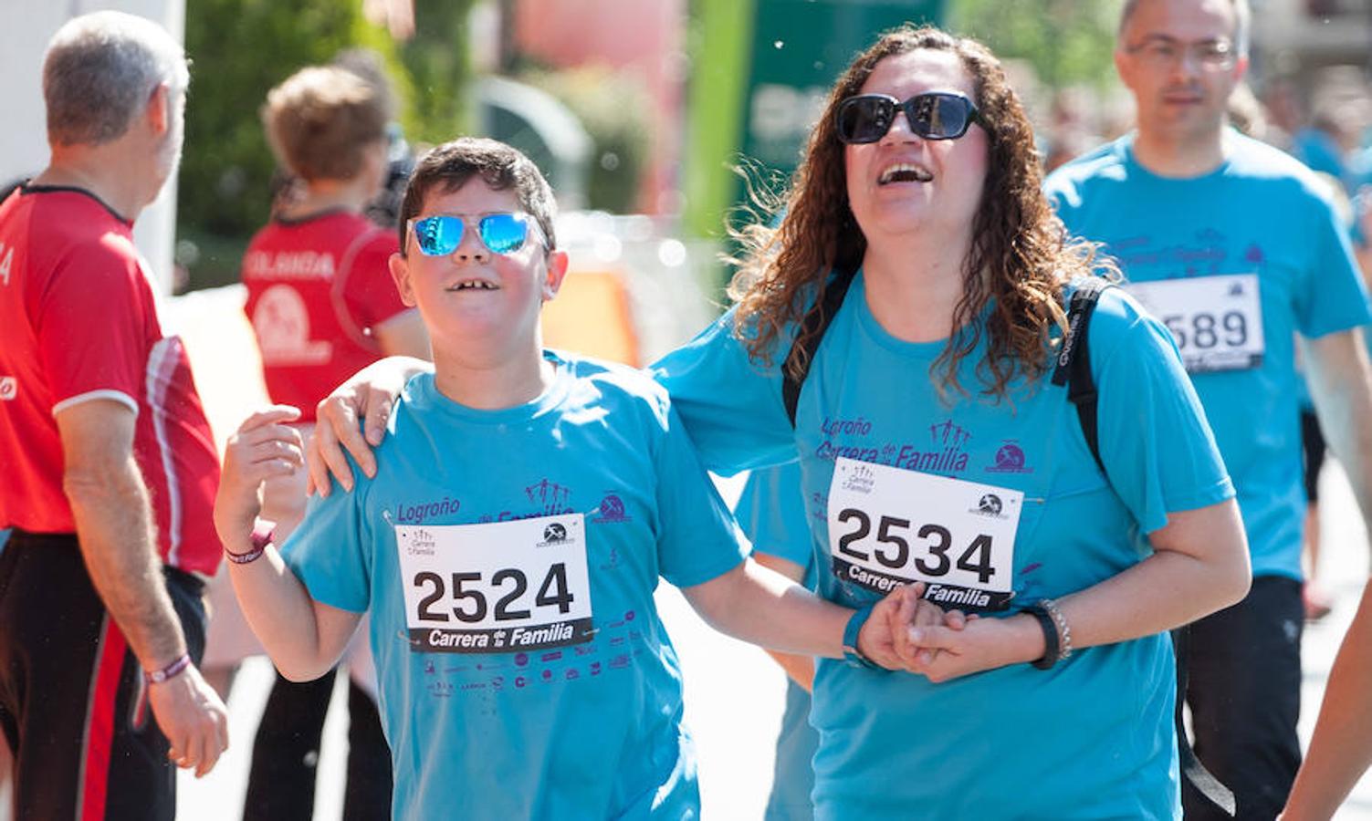 La Carrera de la Familia, organizada por la asociación 'Corre que te pillo', ha discurrido esta mañana por Logroño por un circuito urbano de 3.800 metros ideado para disfrutar en familia y de paso solidarizarse con una buena causa como es el estudio del síndrome de Hunter.