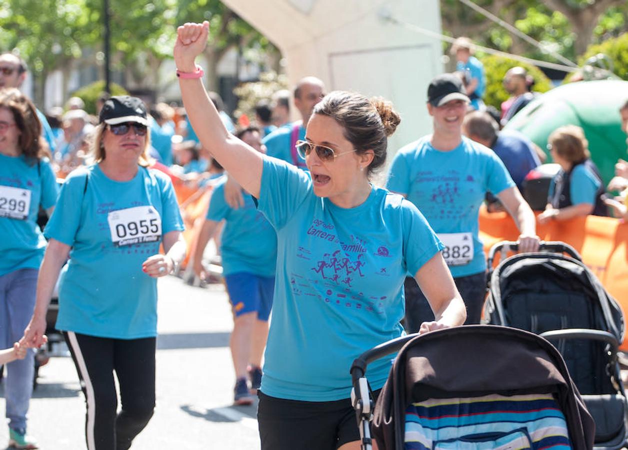 La Carrera de la Familia, organizada por la asociación 'Corre que te pillo', ha discurrido esta mañana por Logroño por un circuito urbano de 3.800 metros ideado para disfrutar en familia y de paso solidarizarse con una buena causa como es el estudio del síndrome de Hunter.