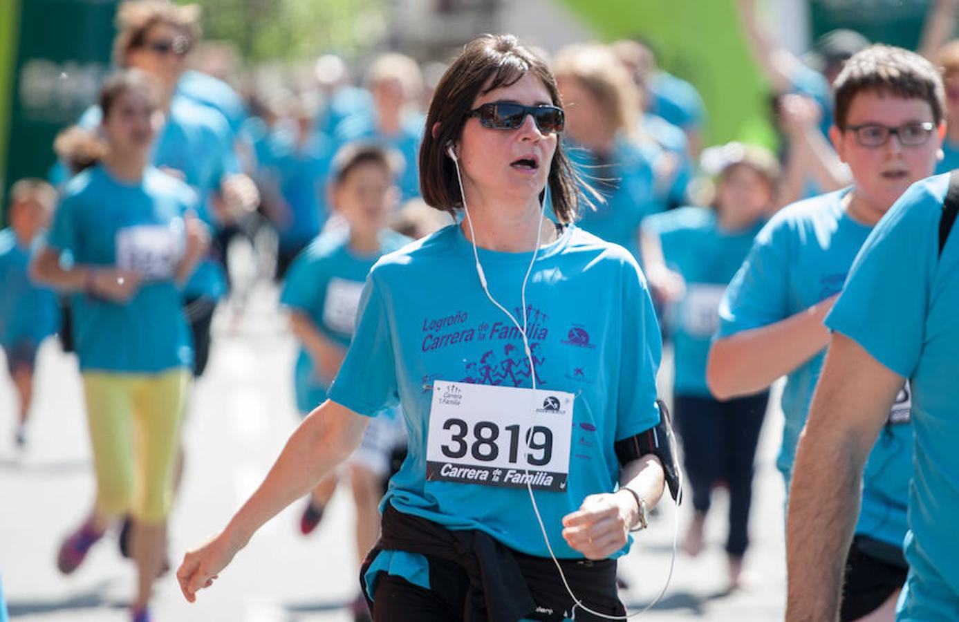 La Carrera de la Familia, organizada por la asociación 'Corre que te pillo', ha discurrido esta mañana por Logroño por un circuito urbano de 3.800 metros ideado para disfrutar en familia y de paso solidarizarse con una buena causa como es el estudio del síndrome de Hunter.