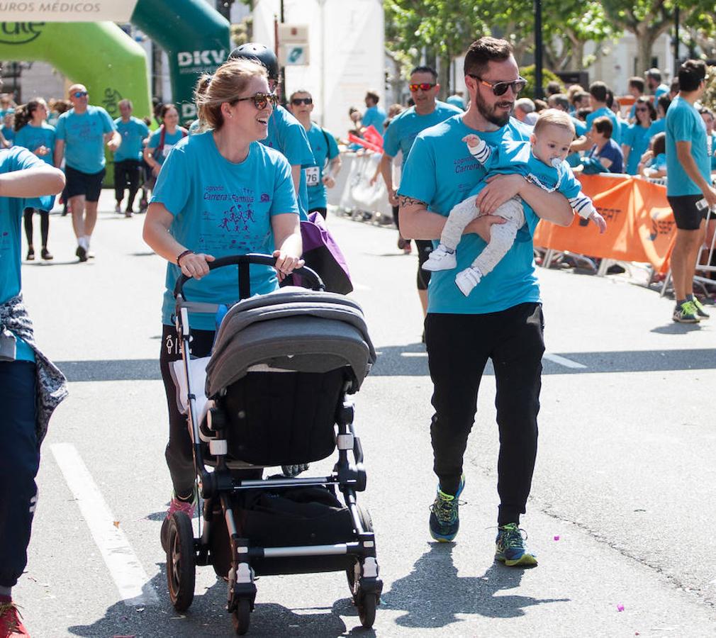 La Carrera de la Familia, organizada por la asociación 'Corre que te pillo', ha discurrido esta mañana por Logroño por un circuito urbano de 3.800 metros ideado para disfrutar en familia y de paso solidarizarse con una buena causa como es el estudio del síndrome de Hunter.