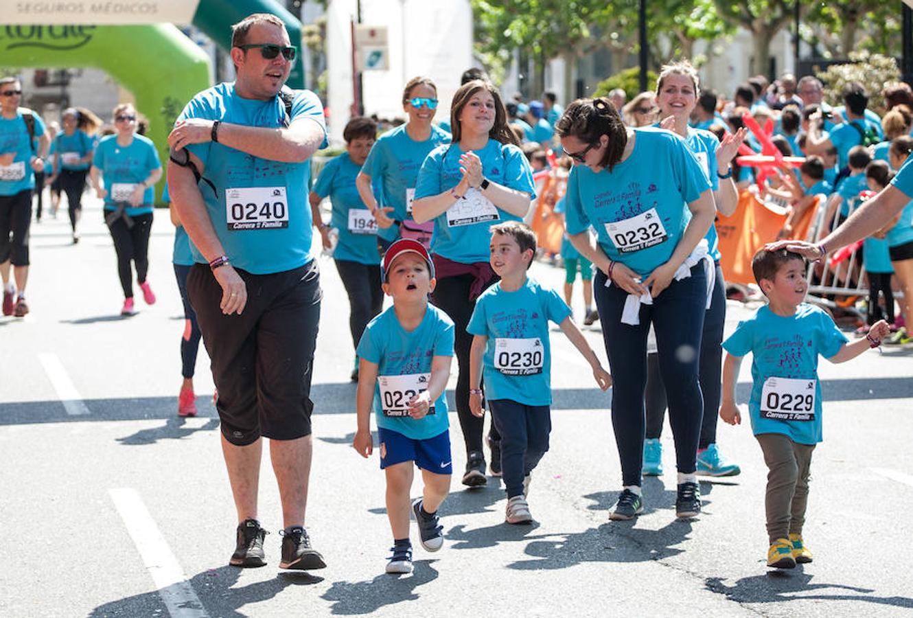 La Carrera de la Familia, organizada por la asociación 'Corre que te pillo', ha discurrido esta mañana por Logroño por un circuito urbano de 3.800 metros ideado para disfrutar en familia y de paso solidarizarse con una buena causa como es el estudio del síndrome de Hunter.