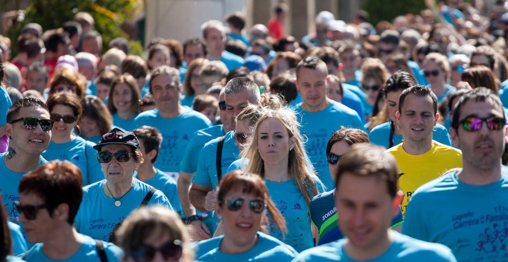 La Carrera de la Familia, organizada por la asociación 'Corre que te pillo', ha discurrido esta mañana por Logroño por un circuito urbano de 3.800 metros ideado para disfrutar en familia y de paso solidarizarse con una buena causa como es el estudio del síndrome de Hunter. 