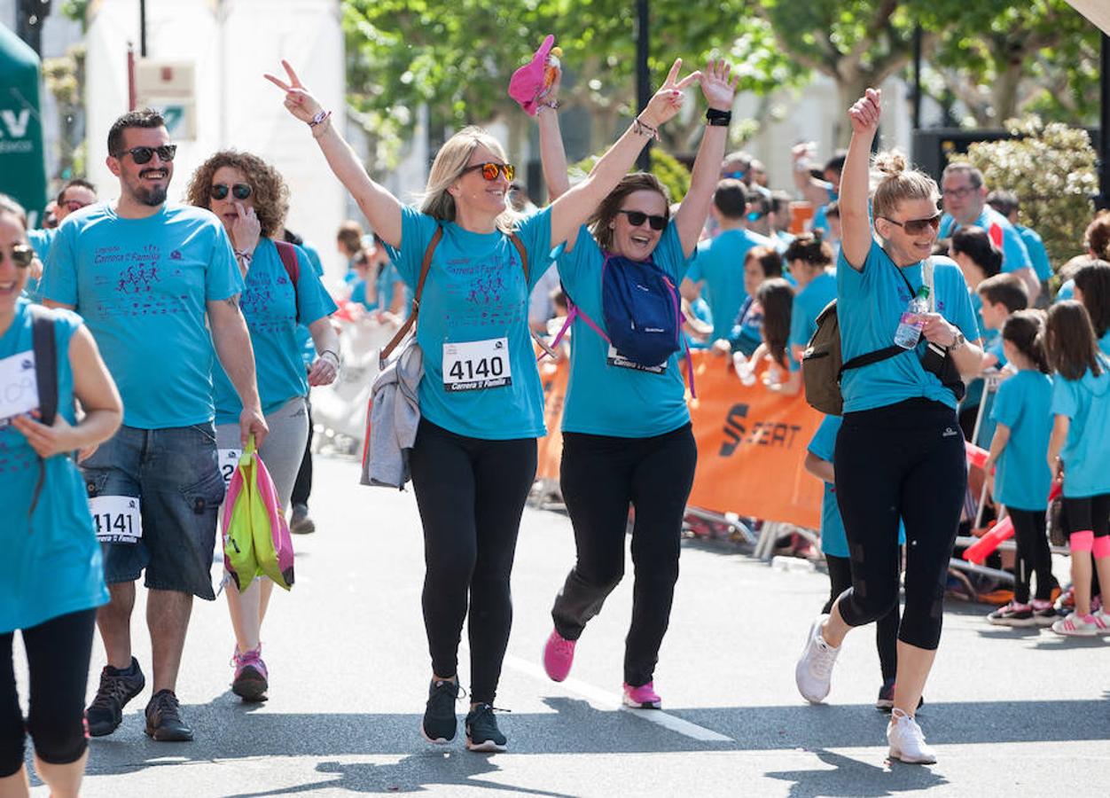 La Carrera de la Familia, organizada por la asociación 'Corre que te pillo', ha discurrido esta mañana por Logroño por un circuito urbano de 3.800 metros ideado para disfrutar en familia y de paso solidarizarse con una buena causa como es el estudio del síndrome de Hunter.