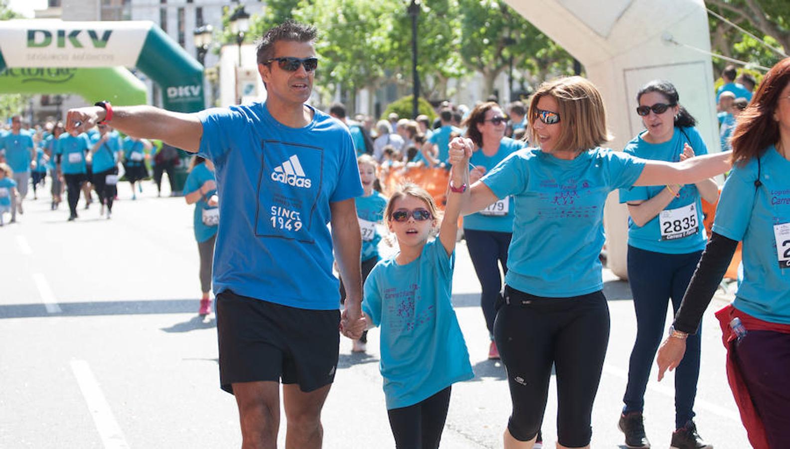 La Carrera de la Familia, organizada por la asociación 'Corre que te pillo', ha discurrido esta mañana por Logroño por un circuito urbano de 3.800 metros ideado para disfrutar en familia y de paso solidarizarse con una buena causa como es el estudio del síndrome de Hunter.