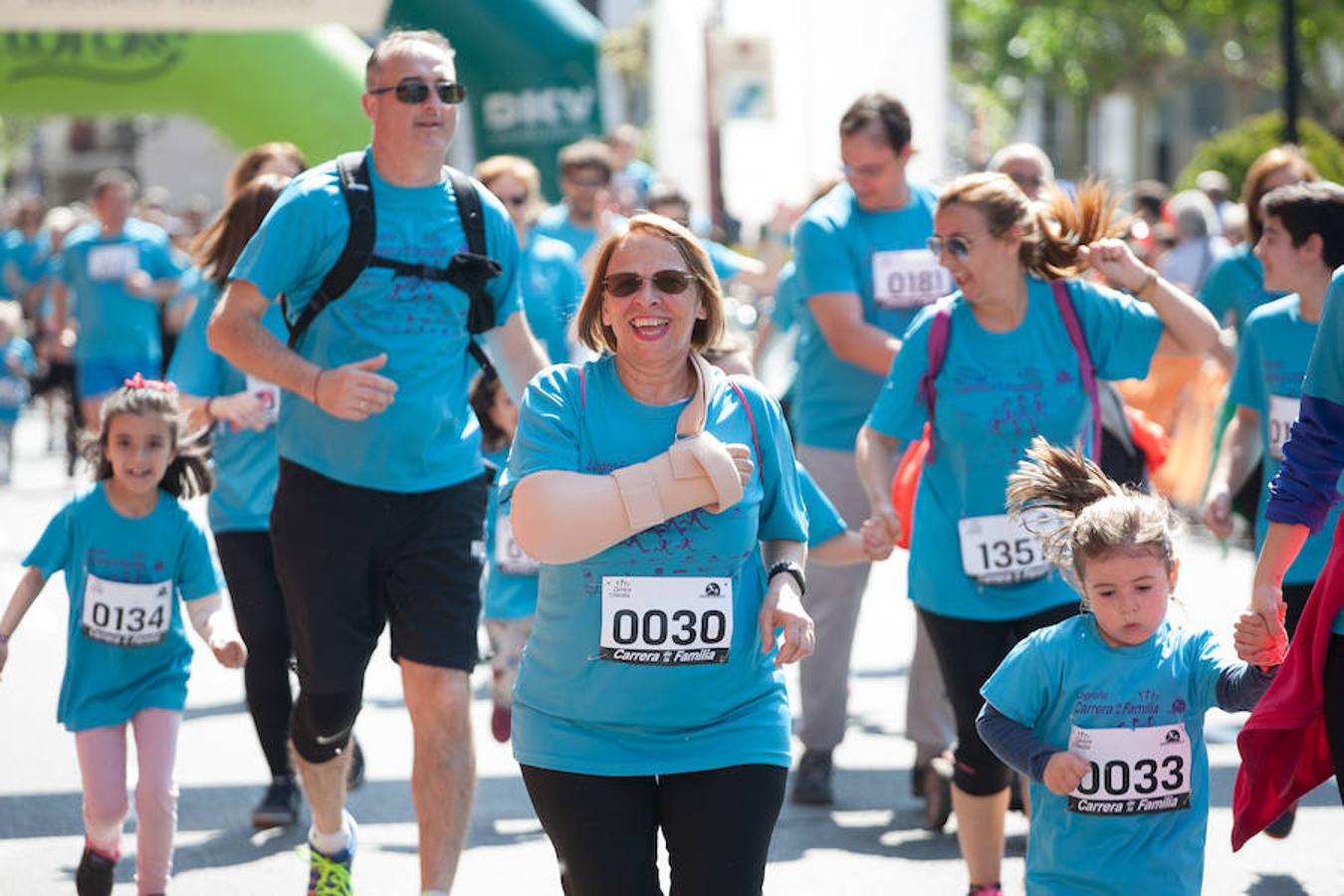 La Carrera de la Familia, organizada por la asociación 'Corre que te pillo', ha discurrido esta mañana por Logroño por un circuito urbano de 3.800 metros ideado para disfrutar en familia y de paso solidarizarse con una buena causa como es el estudio del síndrome de Hunter.