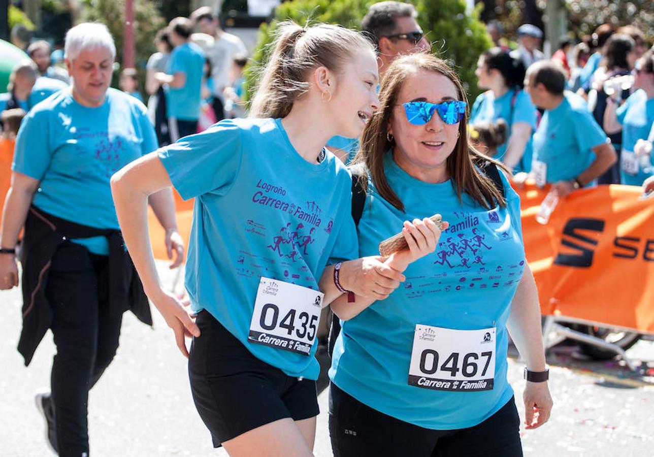 La Carrera de la Familia, organizada por la asociación 'Corre que te pillo', ha discurrido esta mañana por Logroño por un circuito urbano de 3.800 metros ideado para disfrutar en familia y de paso solidarizarse con una buena causa como es el estudio del síndrome de Hunter.