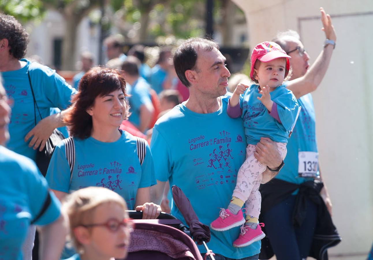 La Carrera de la Familia, organizada por la asociación 'Corre que te pillo', ha discurrido esta mañana por Logroño por un circuito urbano de 3.800 metros ideado para disfrutar en familia y de paso solidarizarse con una buena causa como es el estudio del síndrome de Hunter.