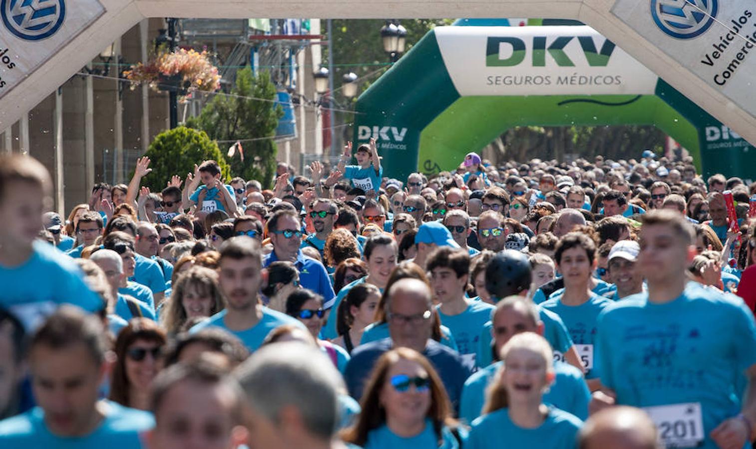 La Carrera de la Familia, organizada por la asociación 'Corre que te pillo', ha discurrido esta mañana por Logroño por un circuito urbano de 3.800 metros ideado para disfrutar en familia y de paso solidarizarse con una buena causa como es el estudio del síndrome de Hunter. 