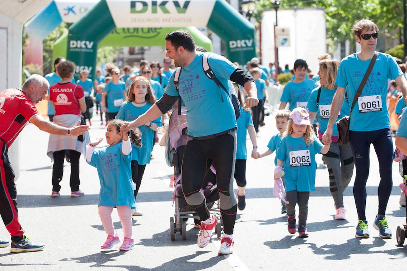 La Carrera de la Familia, organizada por la asociación 'Corre que te pillo', ha discurrido esta mañana por Logroño por un circuito urbano de 3.800 metros ideado para disfrutar en familia y de paso solidarizarse con una buena causa como es el estudio del síndrome de Hunter.