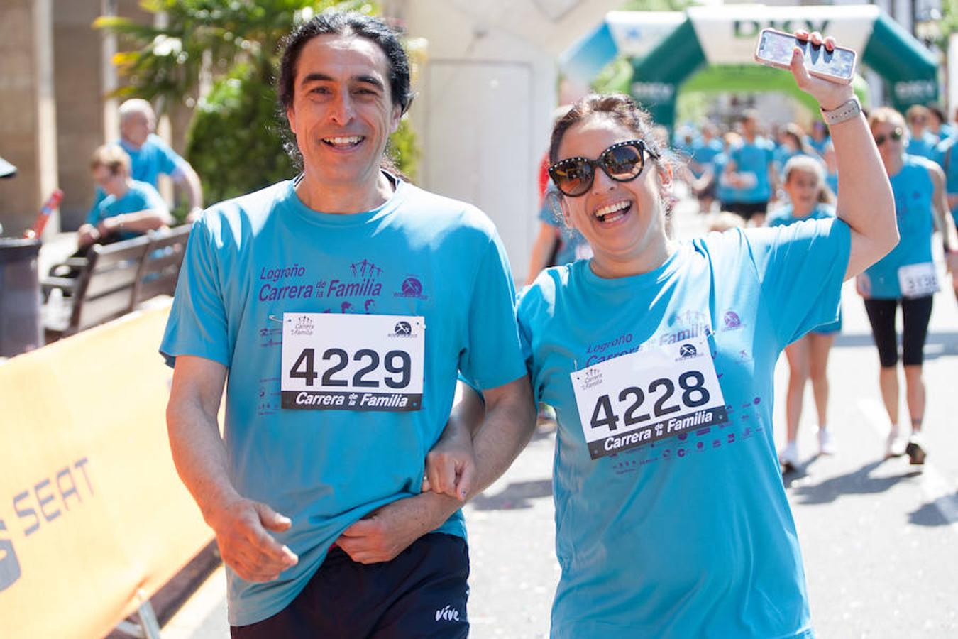 La Carrera de la Familia, organizada por la asociación 'Corre que te pillo', ha discurrido esta mañana por Logroño por un circuito urbano de 3.800 metros ideado para disfrutar en familia y de paso solidarizarse con una buena causa como es el estudio del síndrome de Hunter.