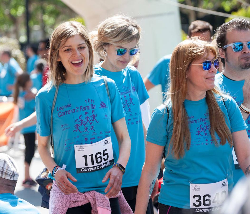 La Carrera de la Familia, organizada por la asociación 'Corre que te pillo', ha discurrido esta mañana por Logroño por un circuito urbano de 3.800 metros ideado para disfrutar en familia y de paso solidarizarse con una buena causa como es el estudio del síndrome de Hunter.