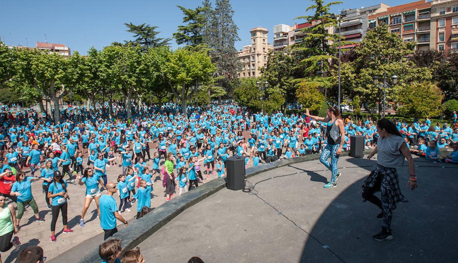 La Carrera de la Familia, organizada por la asociación 'Corre que te pillo', ha discurrido esta mañana por Logroño por un circuito urbano de 3.800 metros ideado para disfrutar en familia y de paso solidarizarse con una buena causa como es el estudio del síndrome de Hunter.